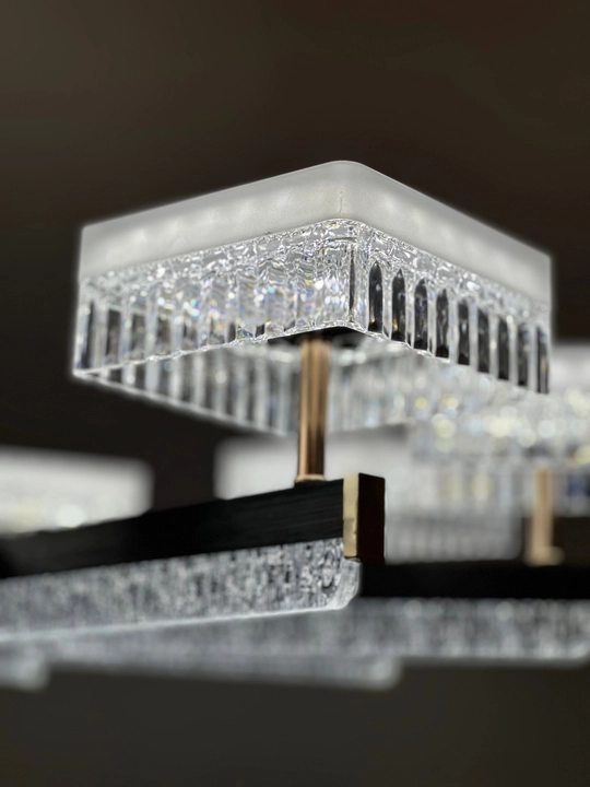 Chiroqli LED osma qandil, zamonaviy dizayn, 25-35 m2 gacha yoritish imkoniyati, akril va metalldan yasalgan