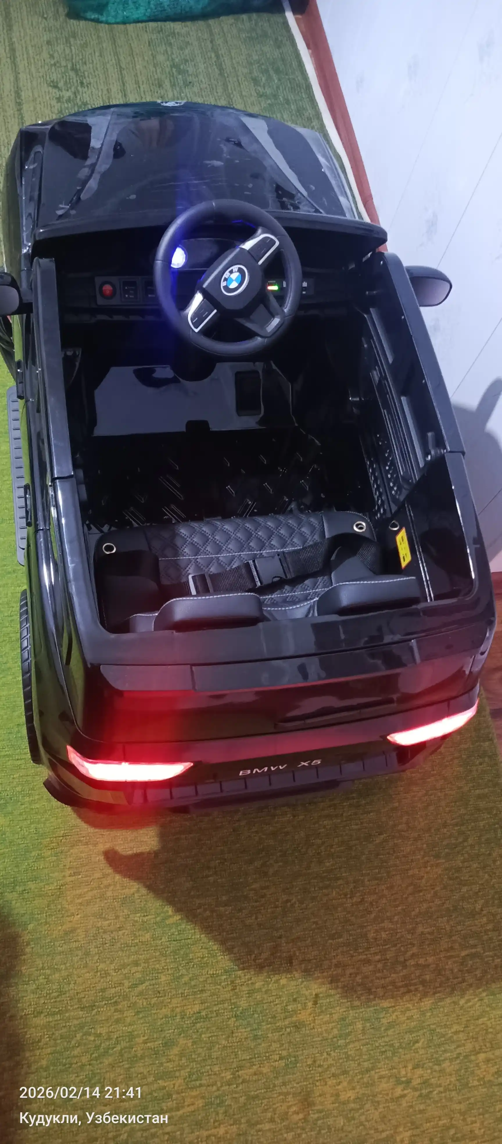 Bolalar elektromobili, radio orqali boshqariladigan pult bilan