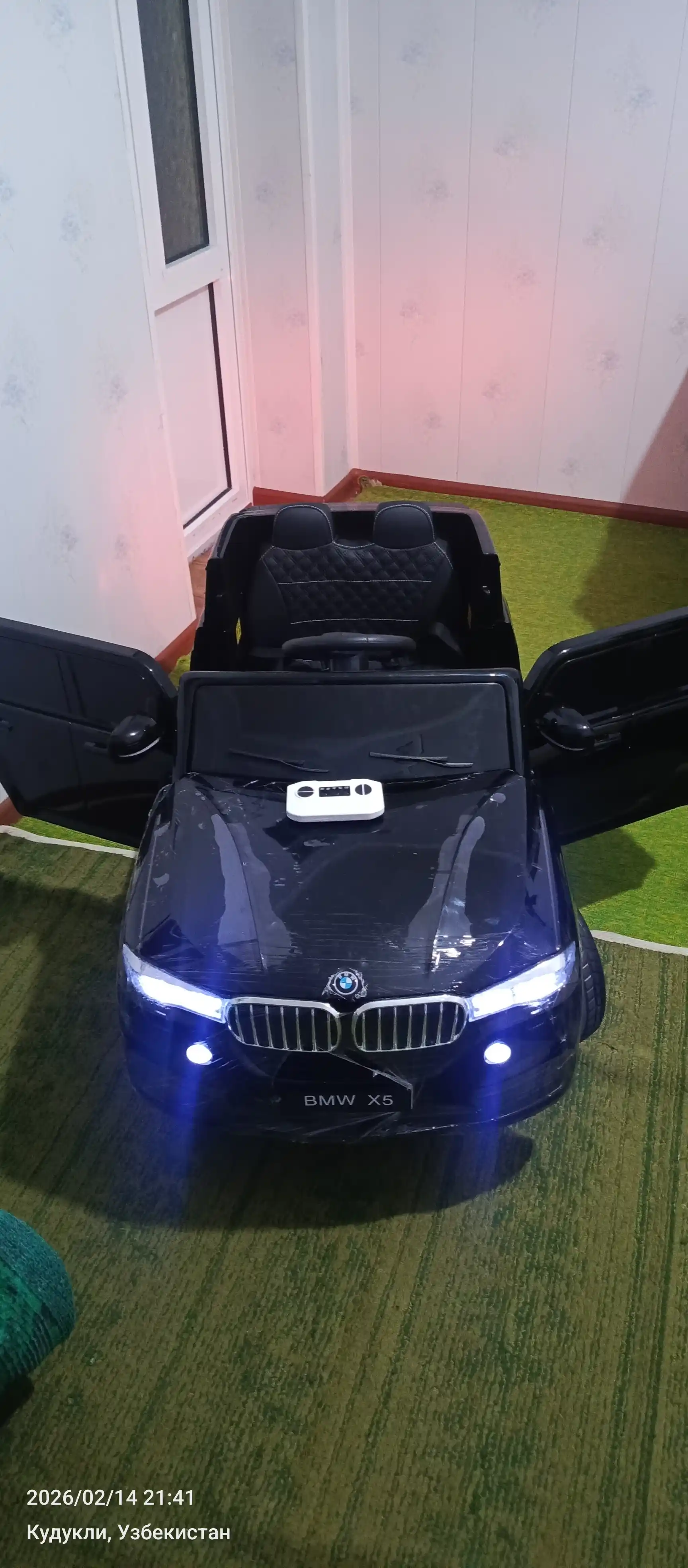 Bolalar elektromobili, radio orqali boshqariladigan pult bilan