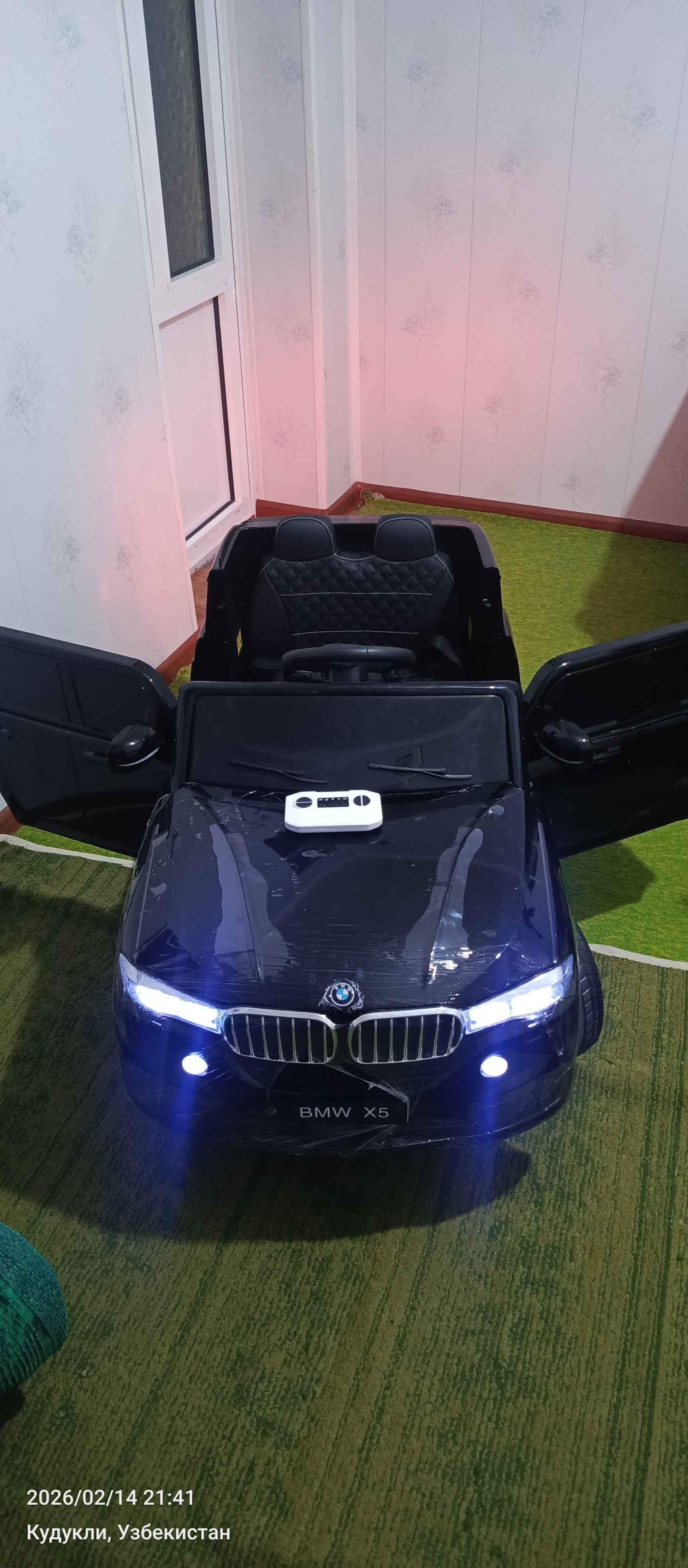 Bolalar elektromobili, radio orqali boshqariladigan pult bilan