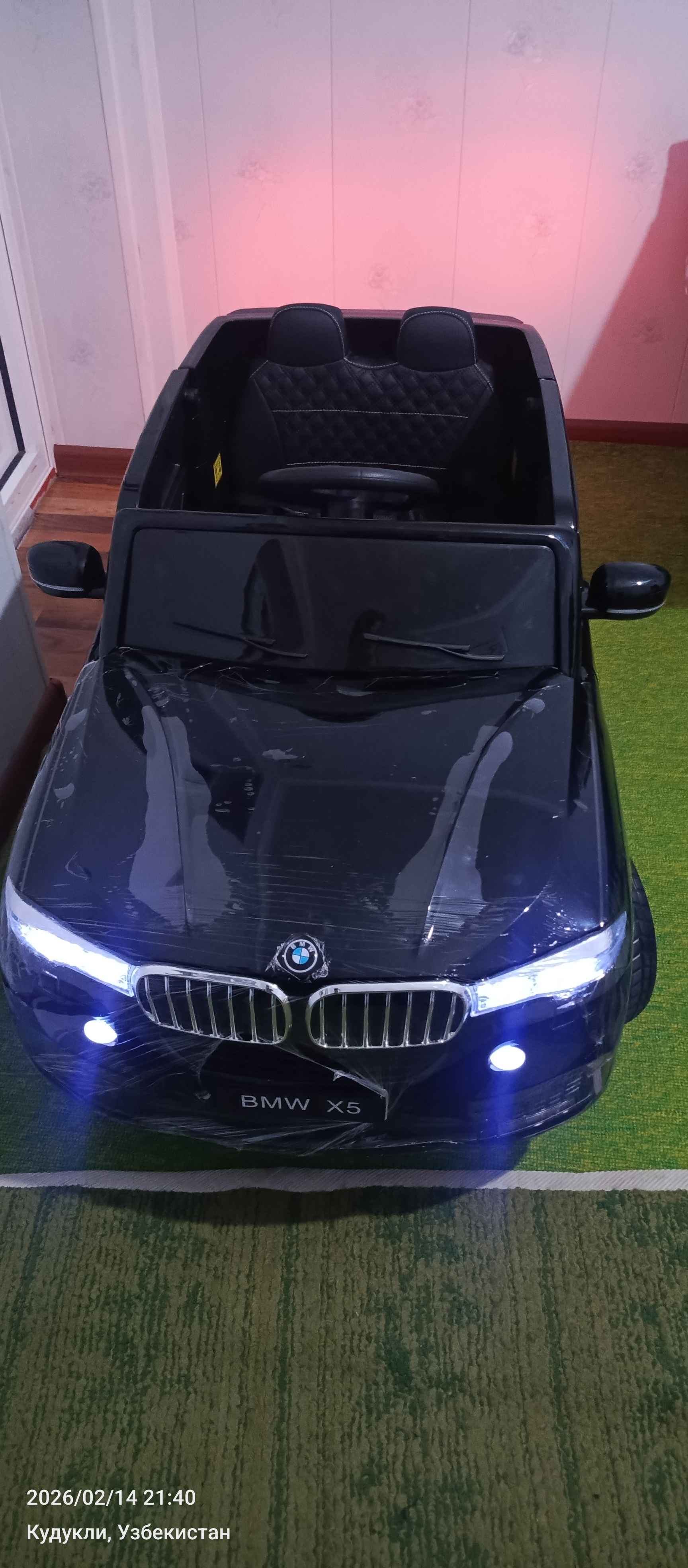 Bolalar elektromobili, radio orqali boshqariladigan pult bilan