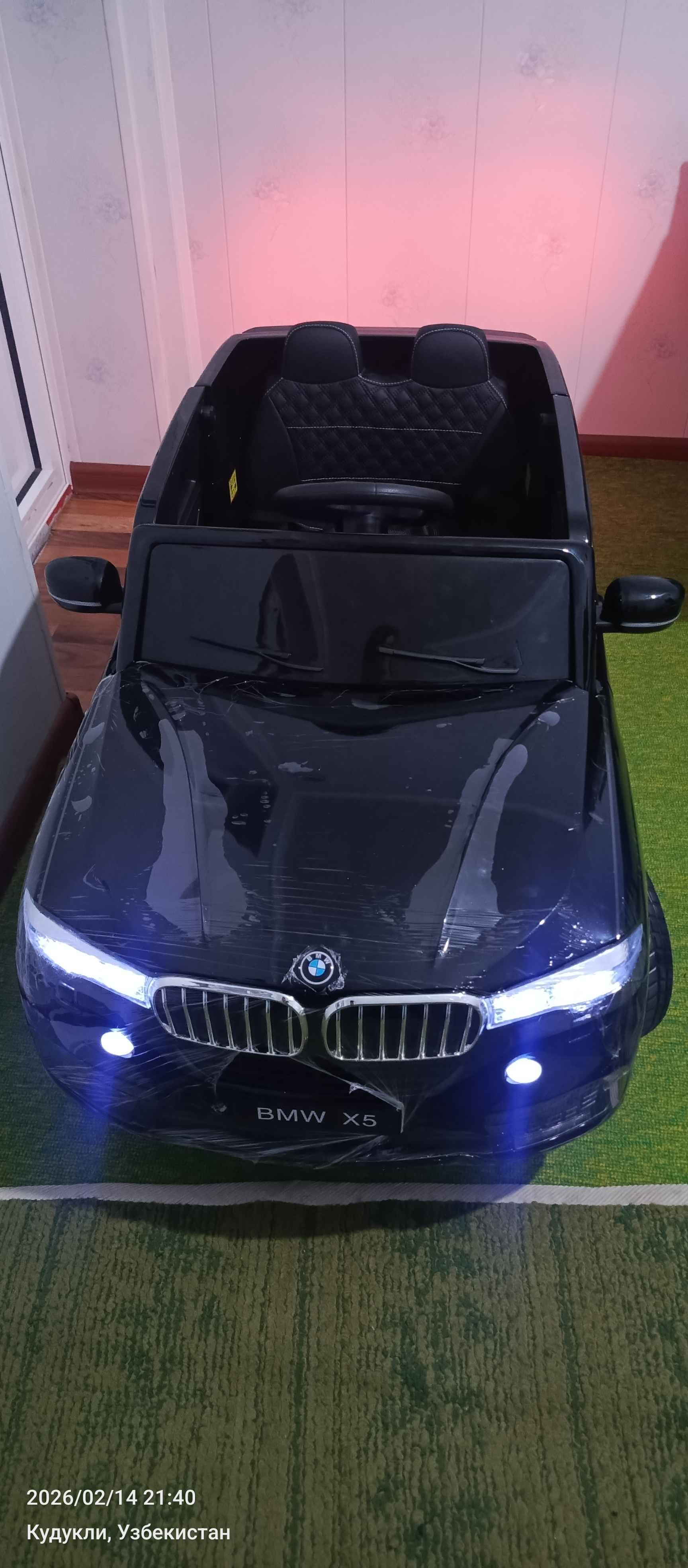 Bolalar elektromobili, radio orqali boshqariladigan pult bilan