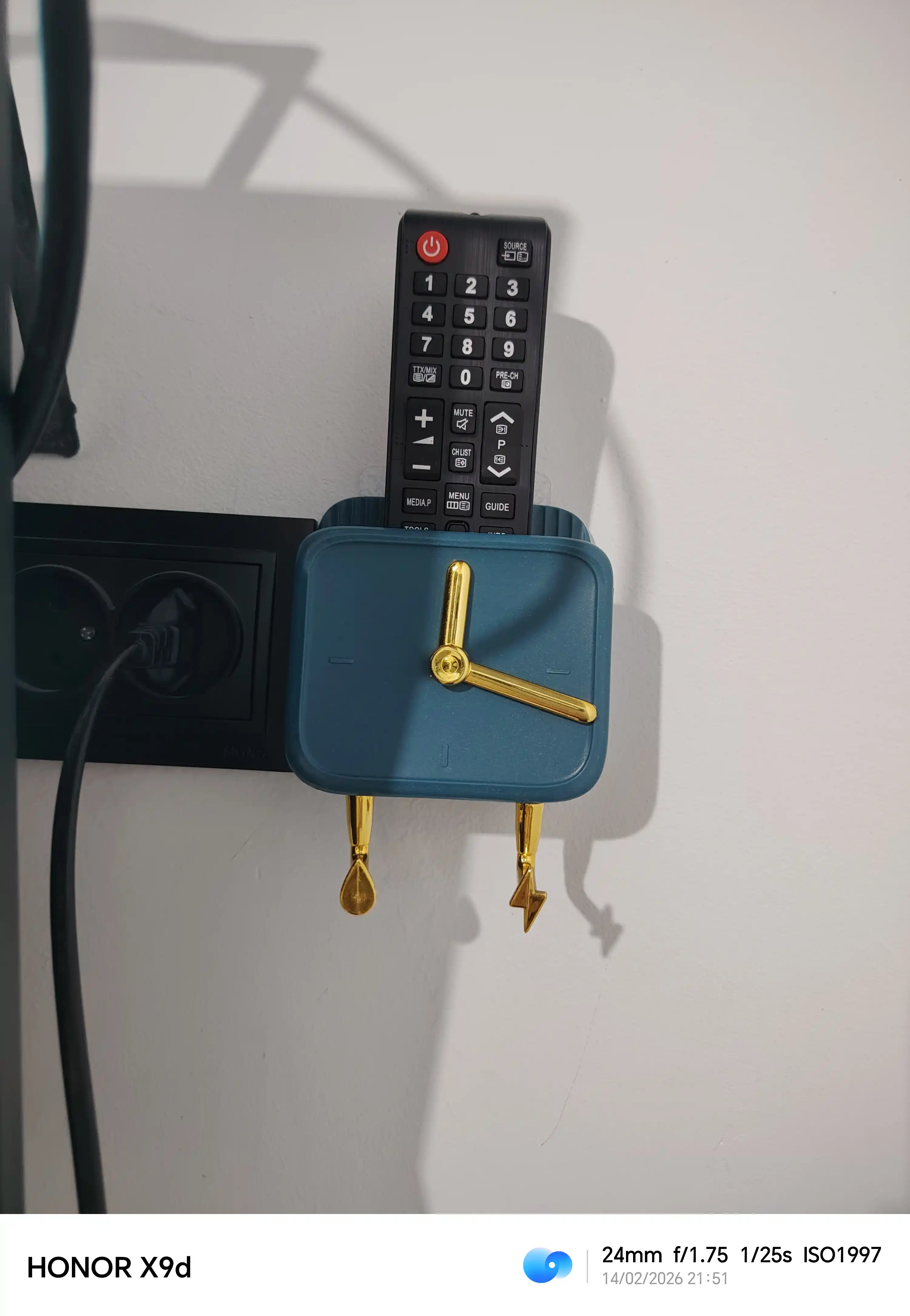 Telefon va pult uchun devor ushlagichi