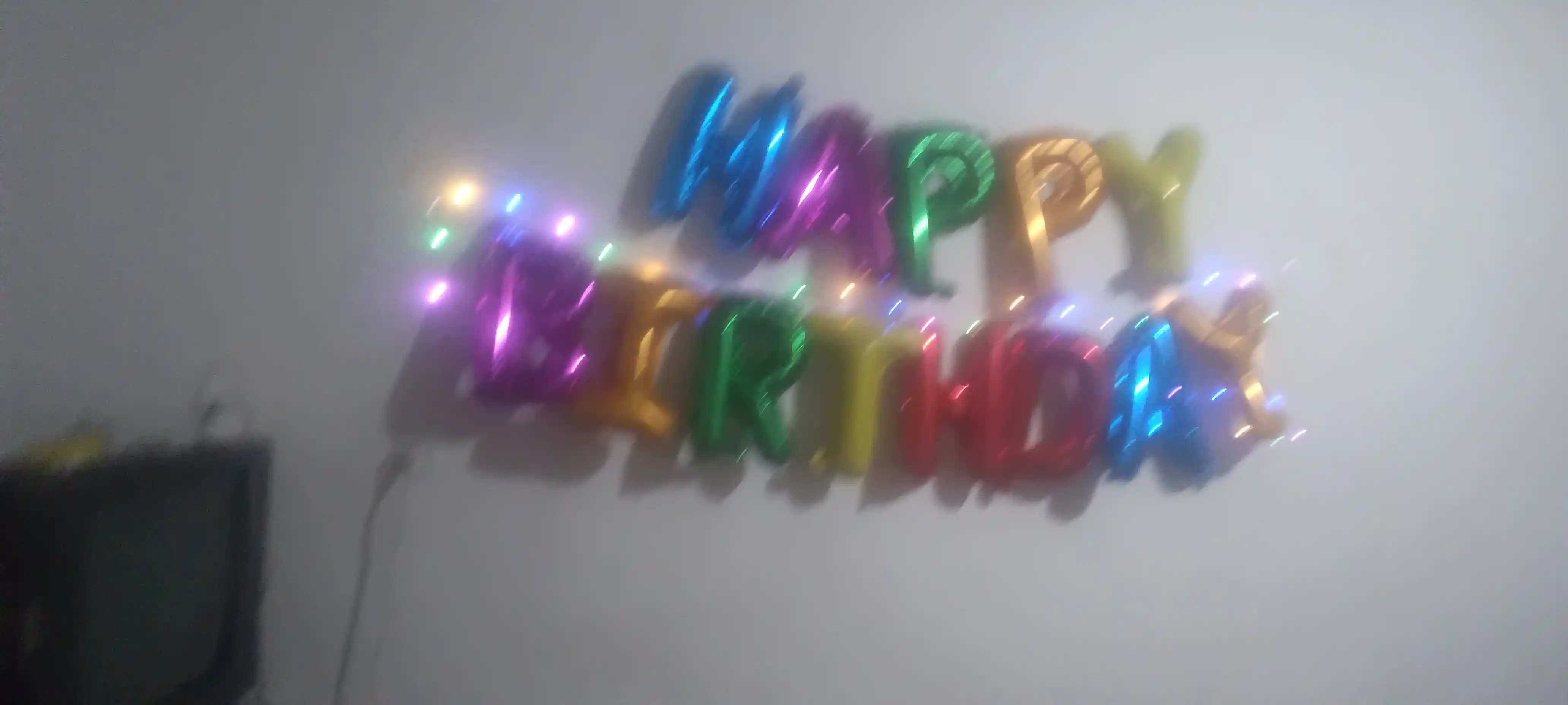 Happy Birthday harfli sharchalar, devordagi yozuv, fotozona uchun gulchambar