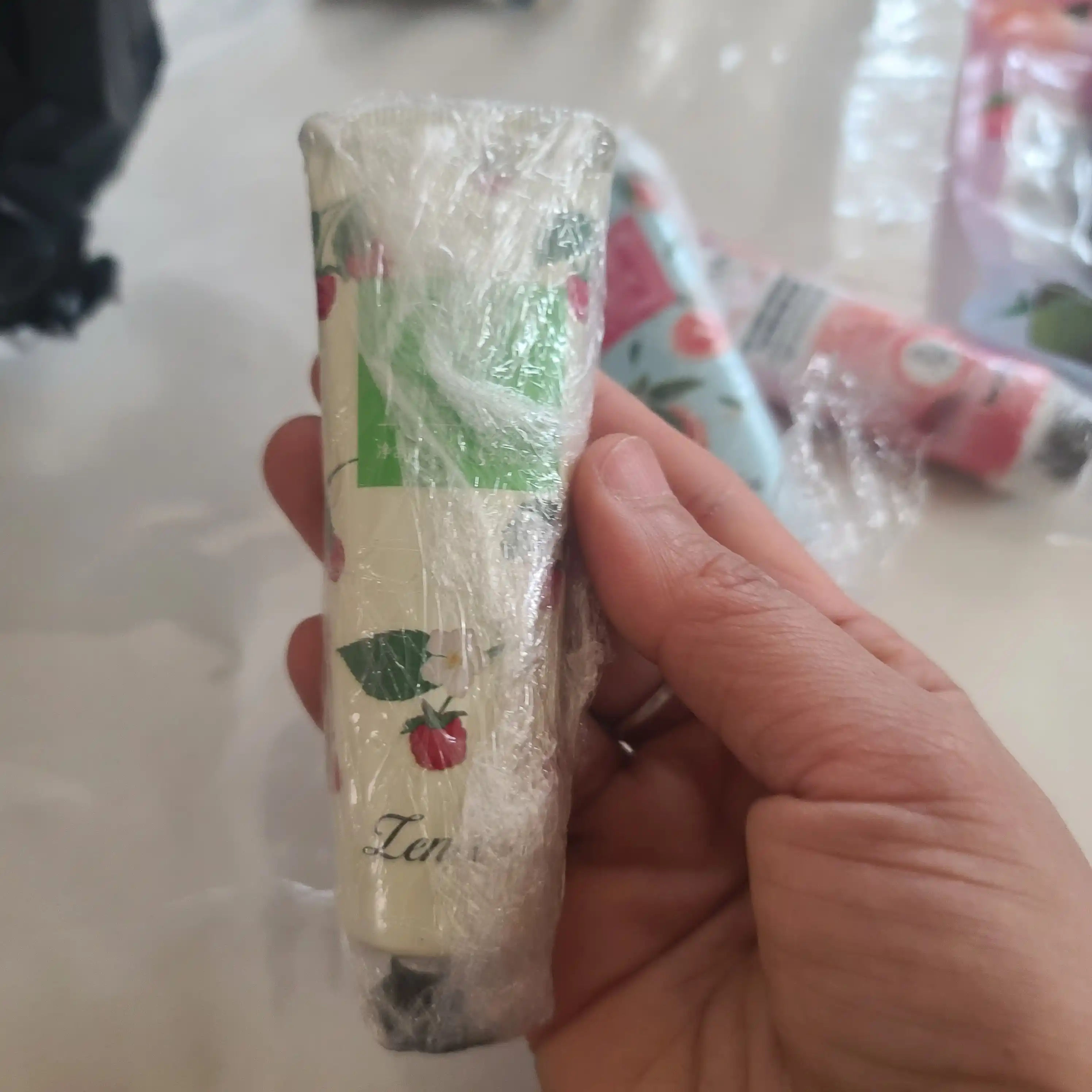 Qo'l krem Terini oziqlantiradigan, tiklaydigan va oqartiradigan namlovchi