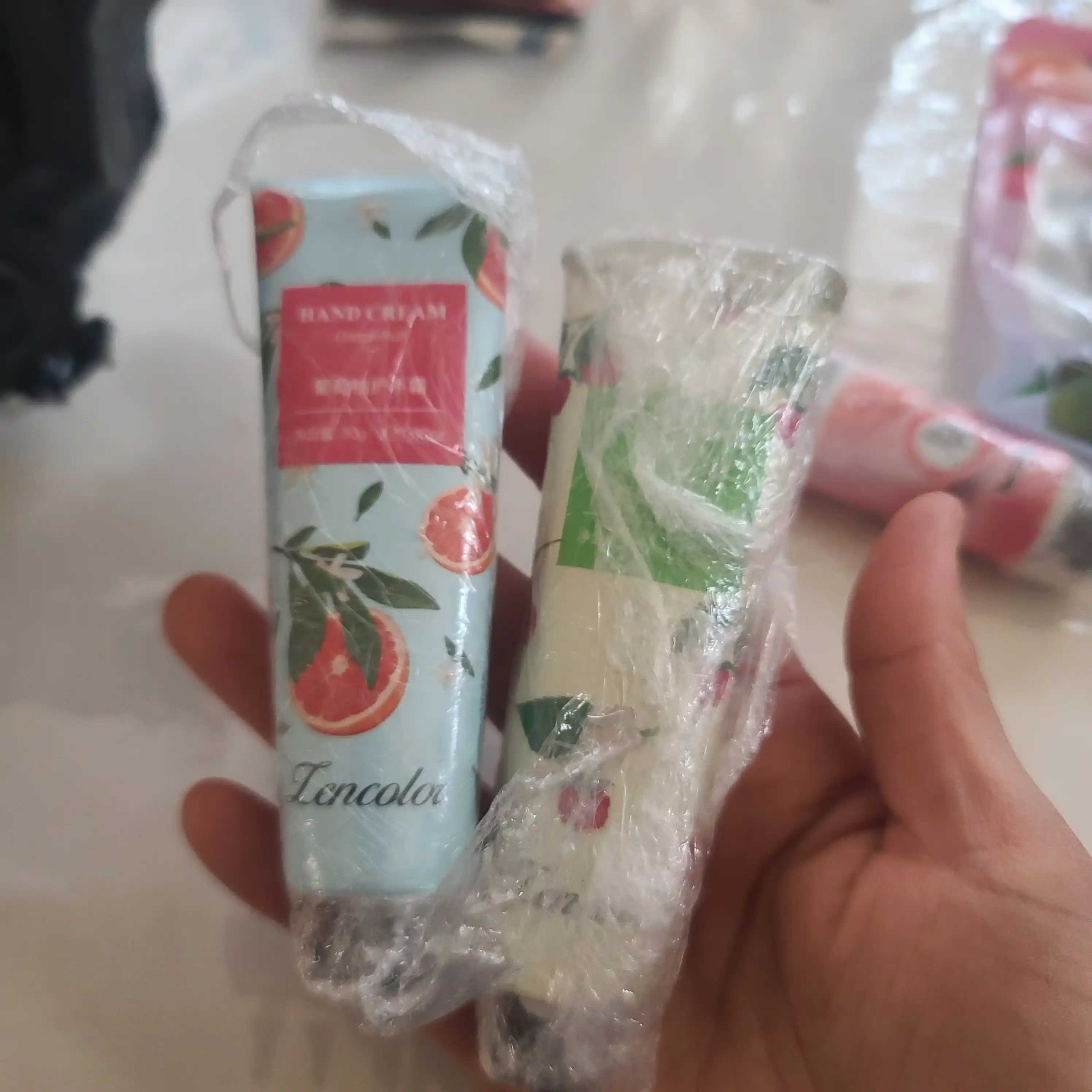 Qo'l krem Terini oziqlantiradigan, tiklaydigan va oqartiradigan namlovchi