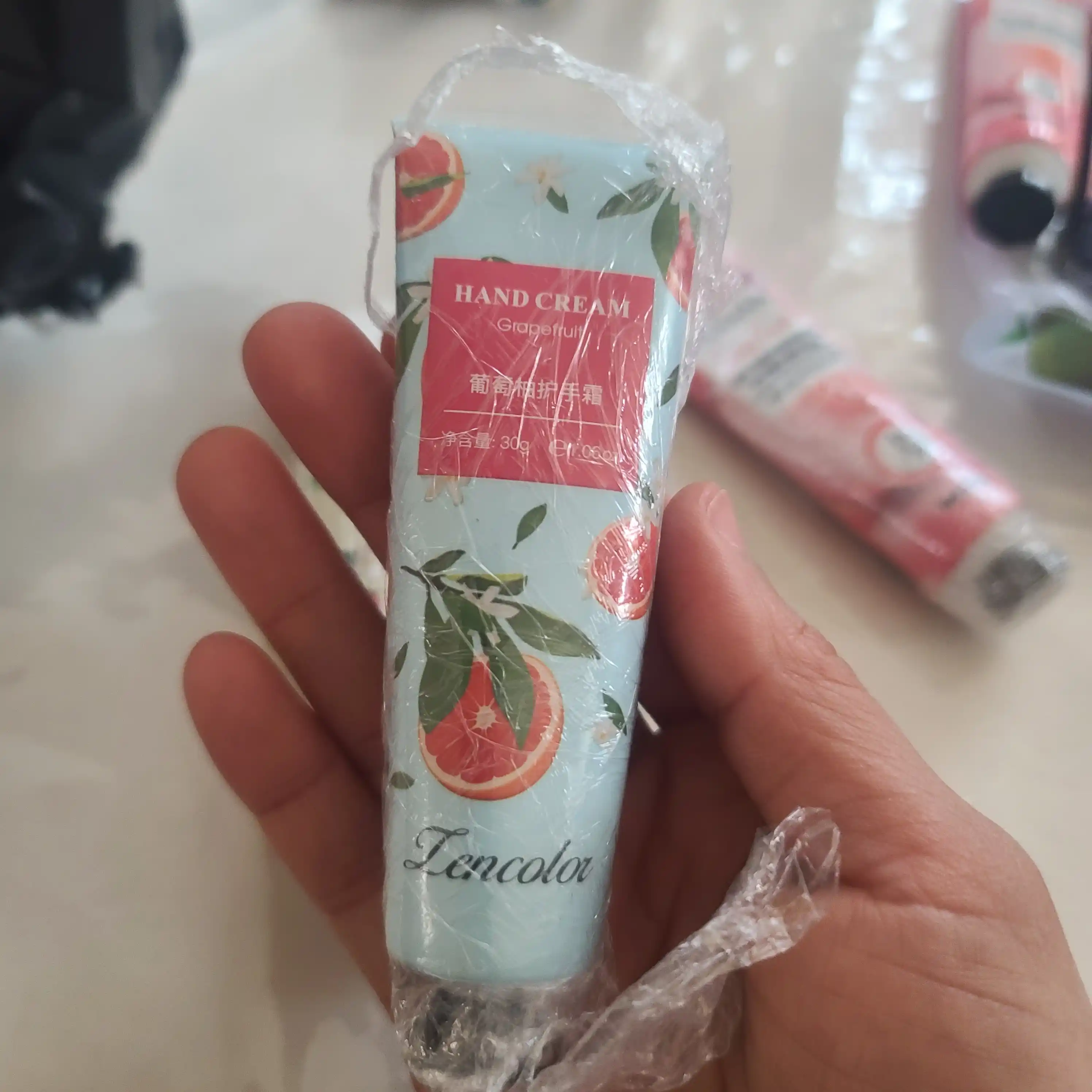 Qo'l krem Terini oziqlantiradigan, tiklaydigan va oqartiradigan namlovchi
