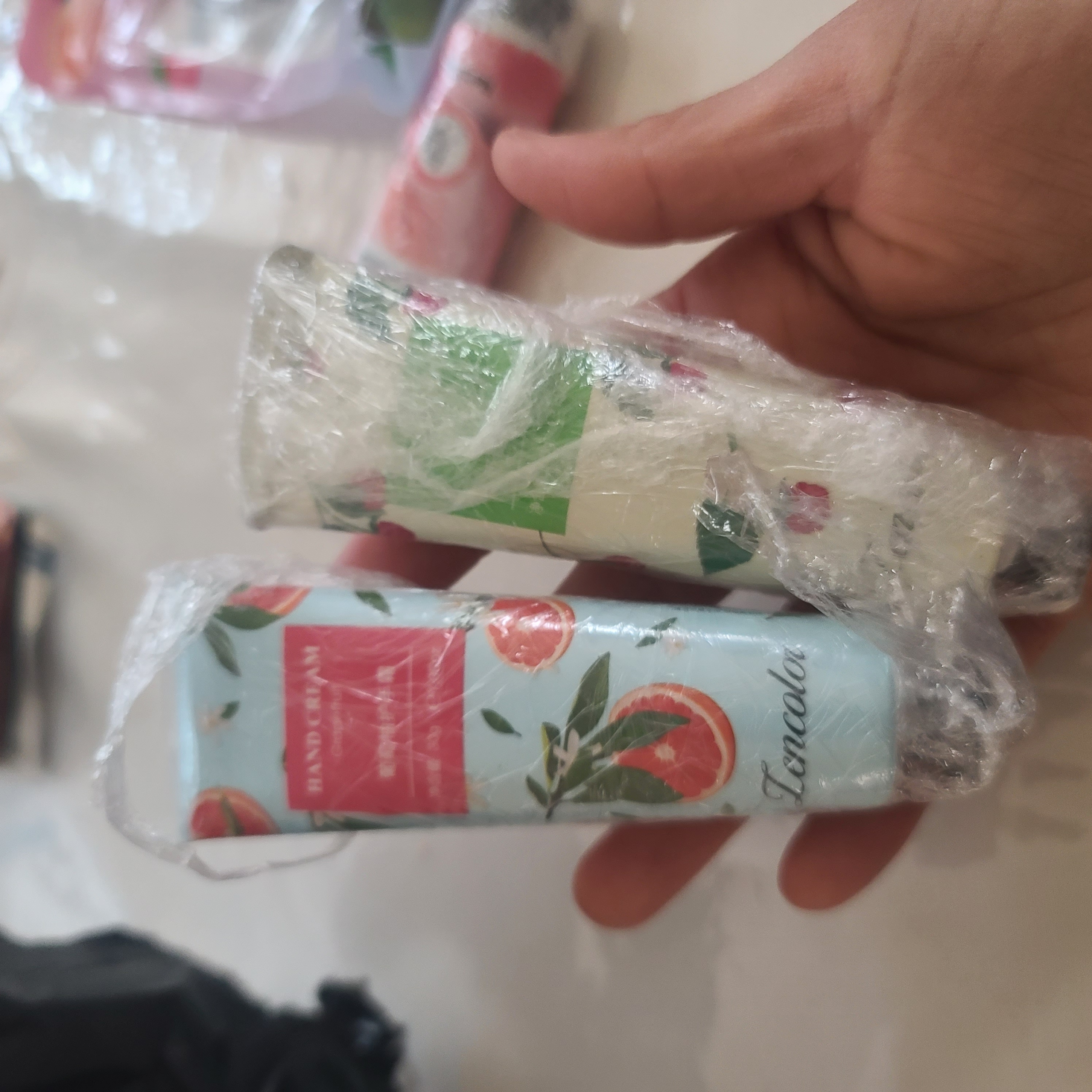 Qo'l krem Terini oziqlantiradigan, tiklaydigan va oqartiradigan namlovchi