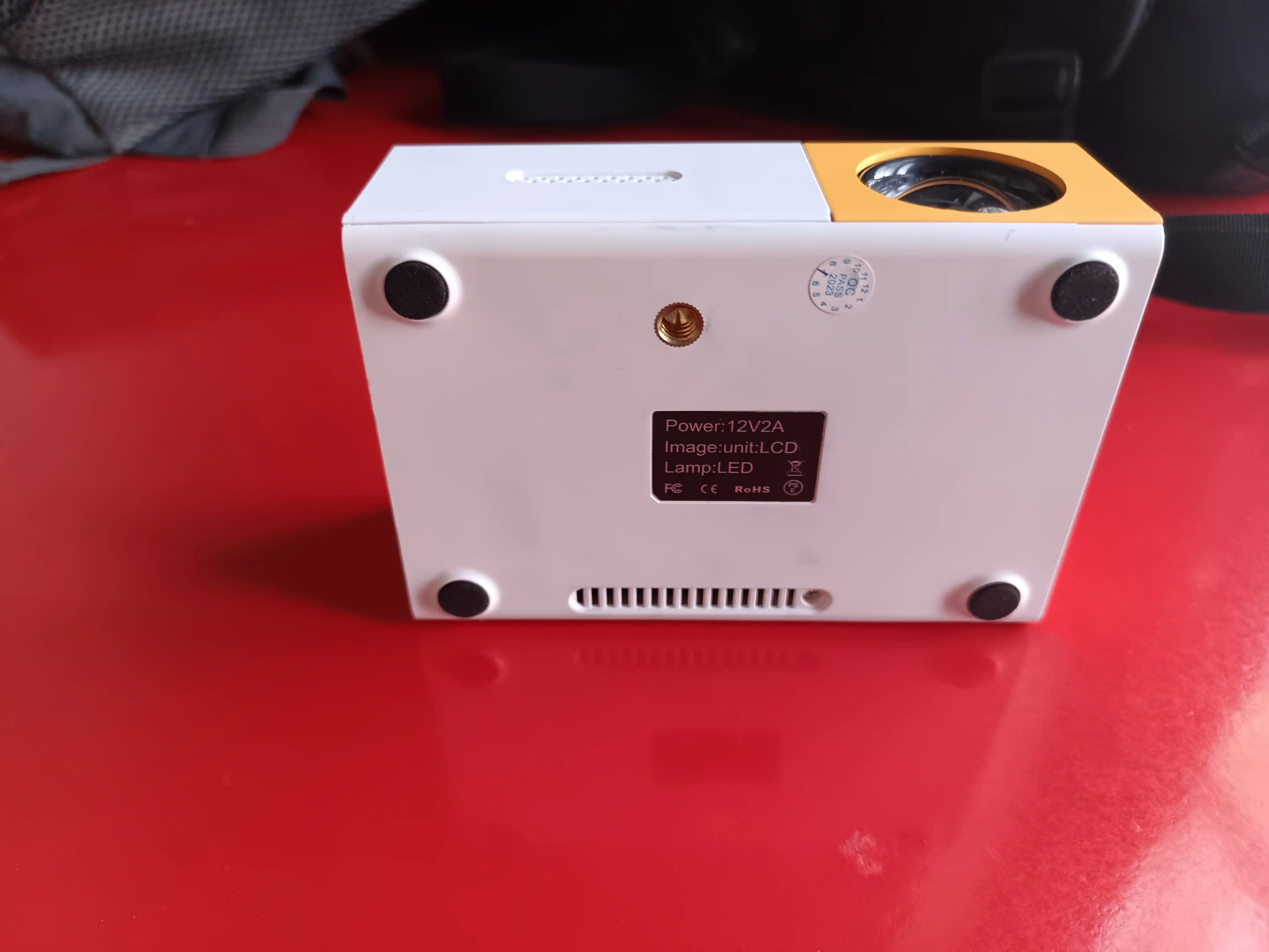 Portativ mini-proyektor "Unic YG-300"
