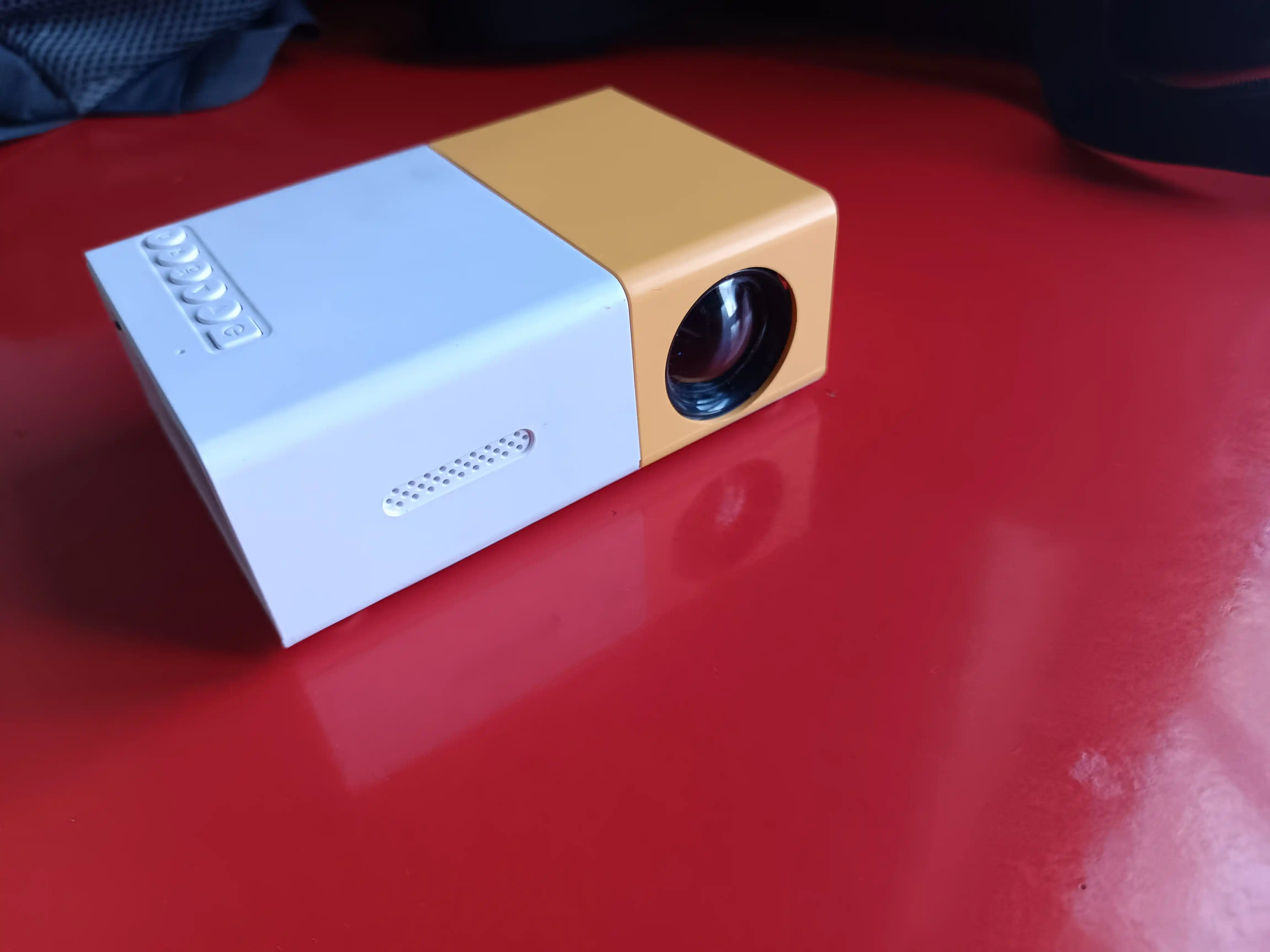 Portativ mini-proyektor "Unic YG-300"