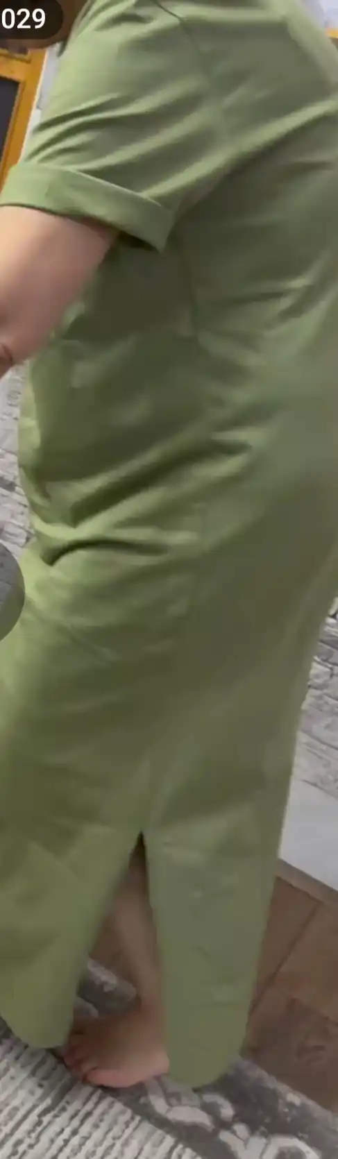 Ayollar ko'ylagi, yon tomonida kesim bilan. SADO