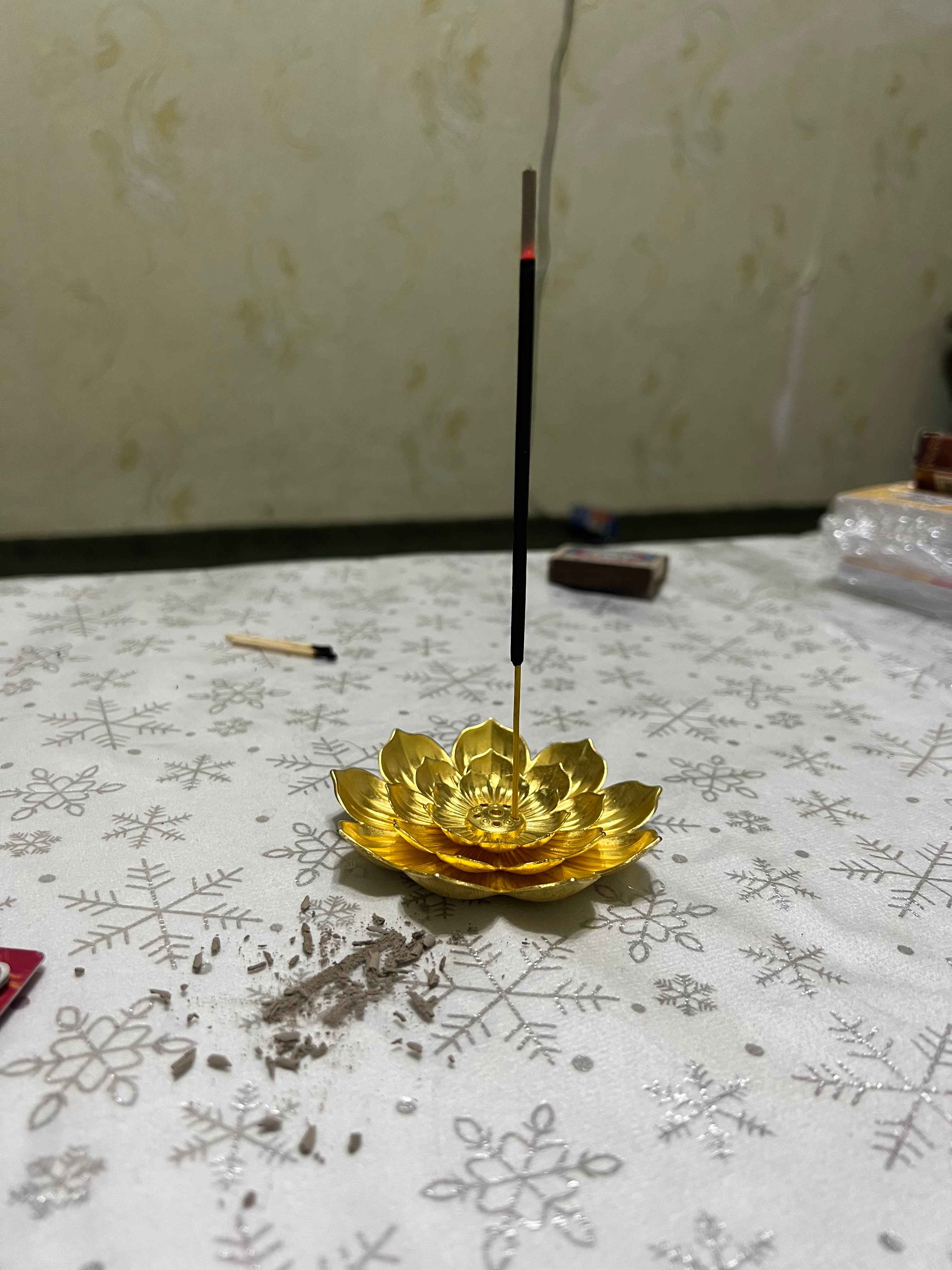 Metall tutatqi uchun ushlagichi Lotus