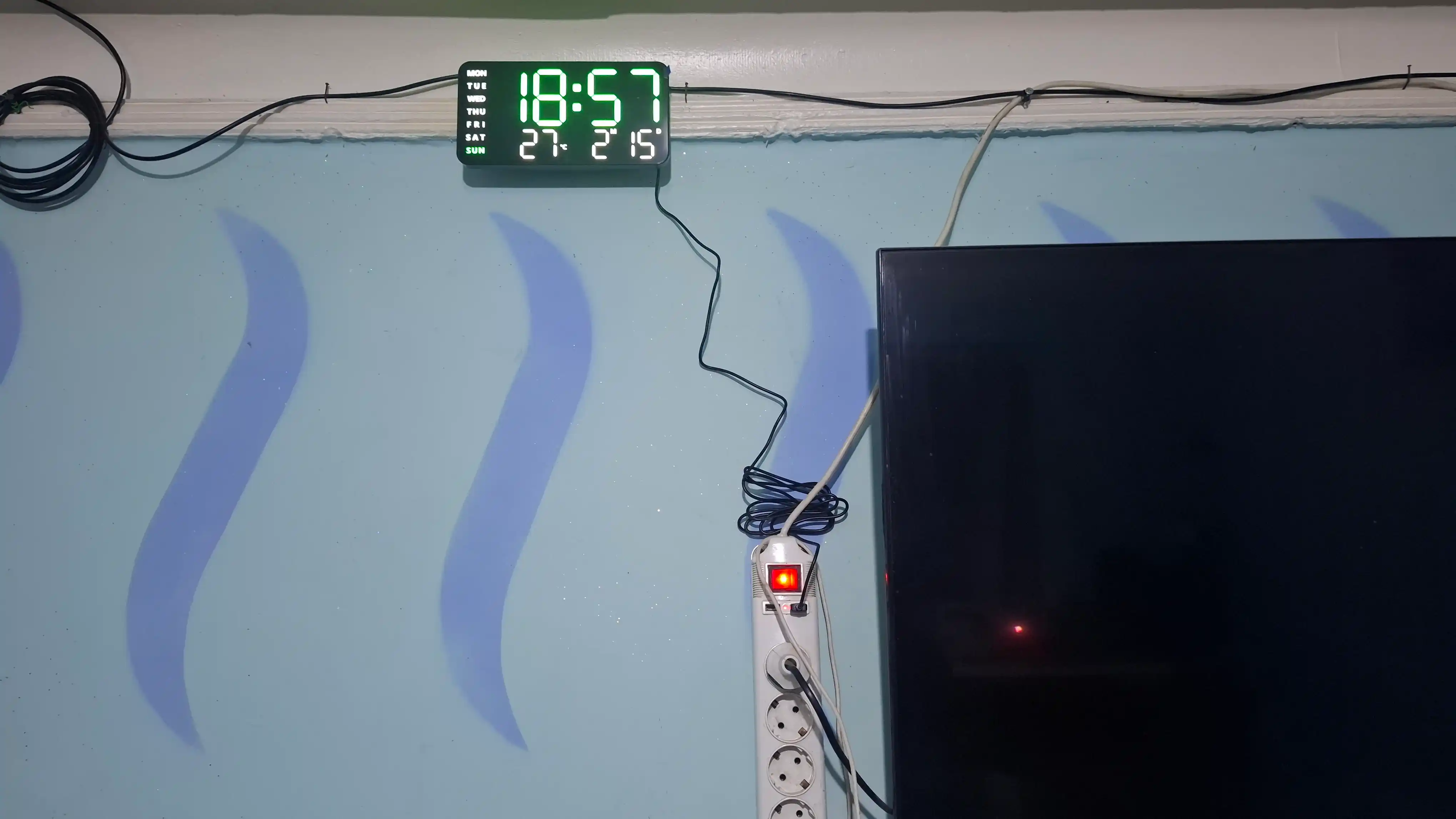 Yorqin ekran, termometr, kalendar, hafta kunlari va signalga ega elektron LED soat
