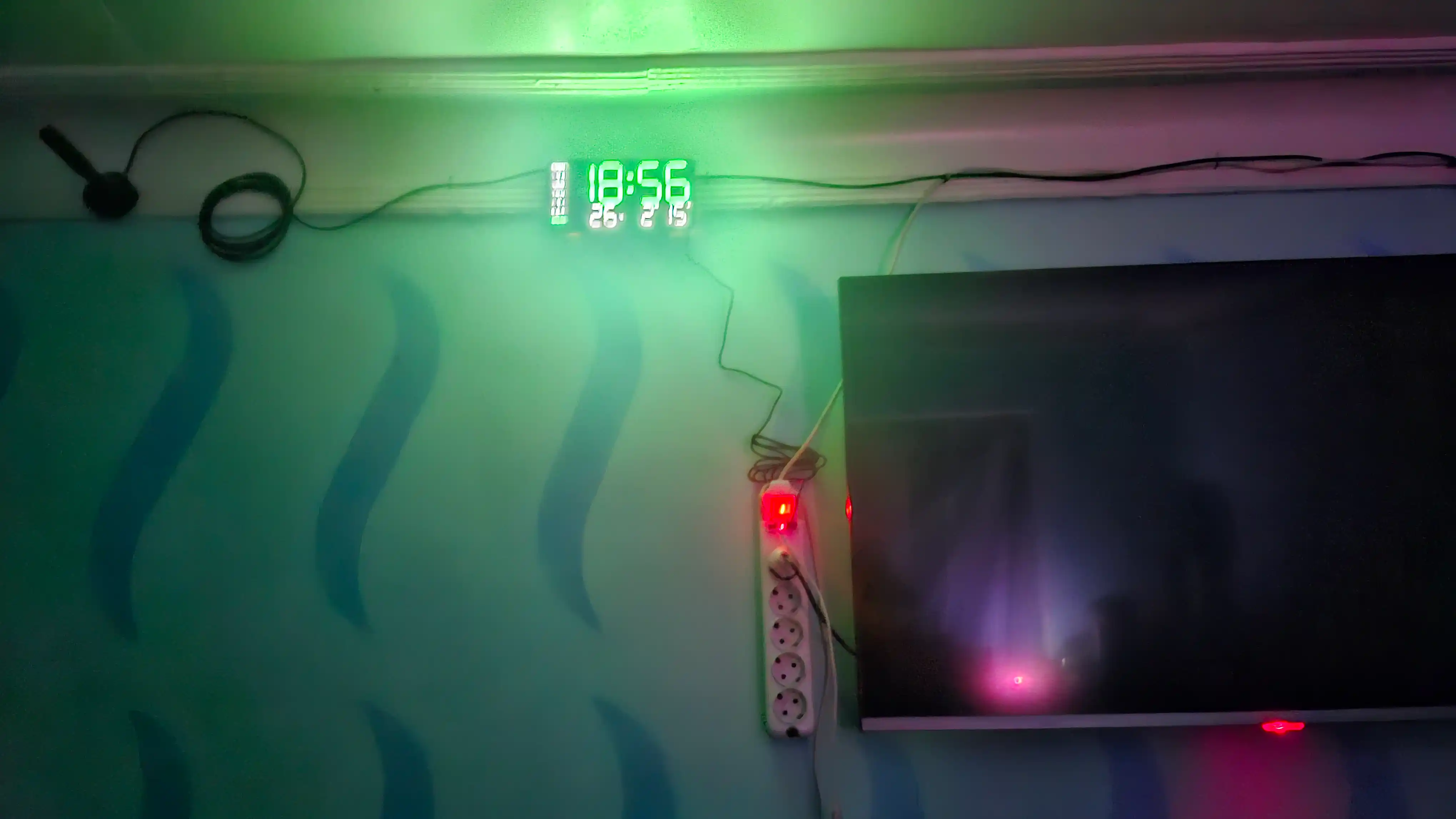 Yorqin ekran, termometr, kalendar, hafta kunlari va signalga ega elektron LED soat