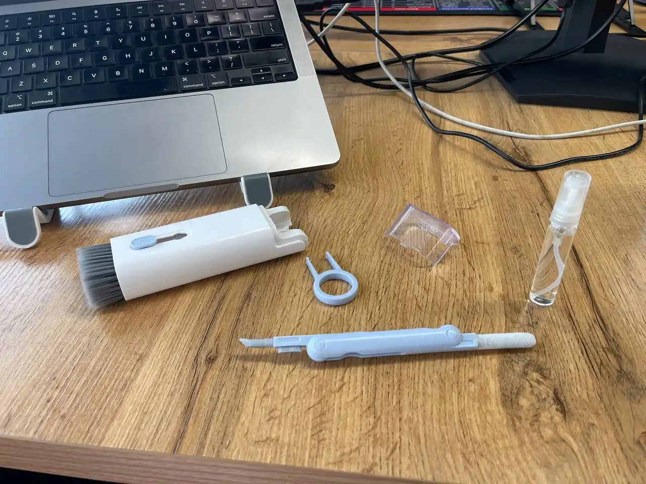 Набор для чистки гаджетов 7 в 1: наушников AirPods, клавиатуры, экрана телефона, ноутбука