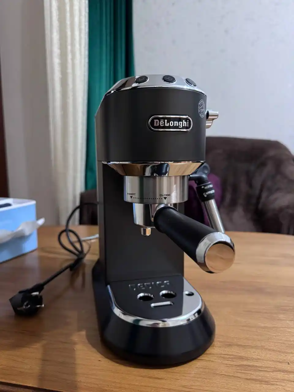 Кофеварка рожковая DeLonghi EC685.BK Dedica с капучинатором, 15 бар, 1350 Вт, черная