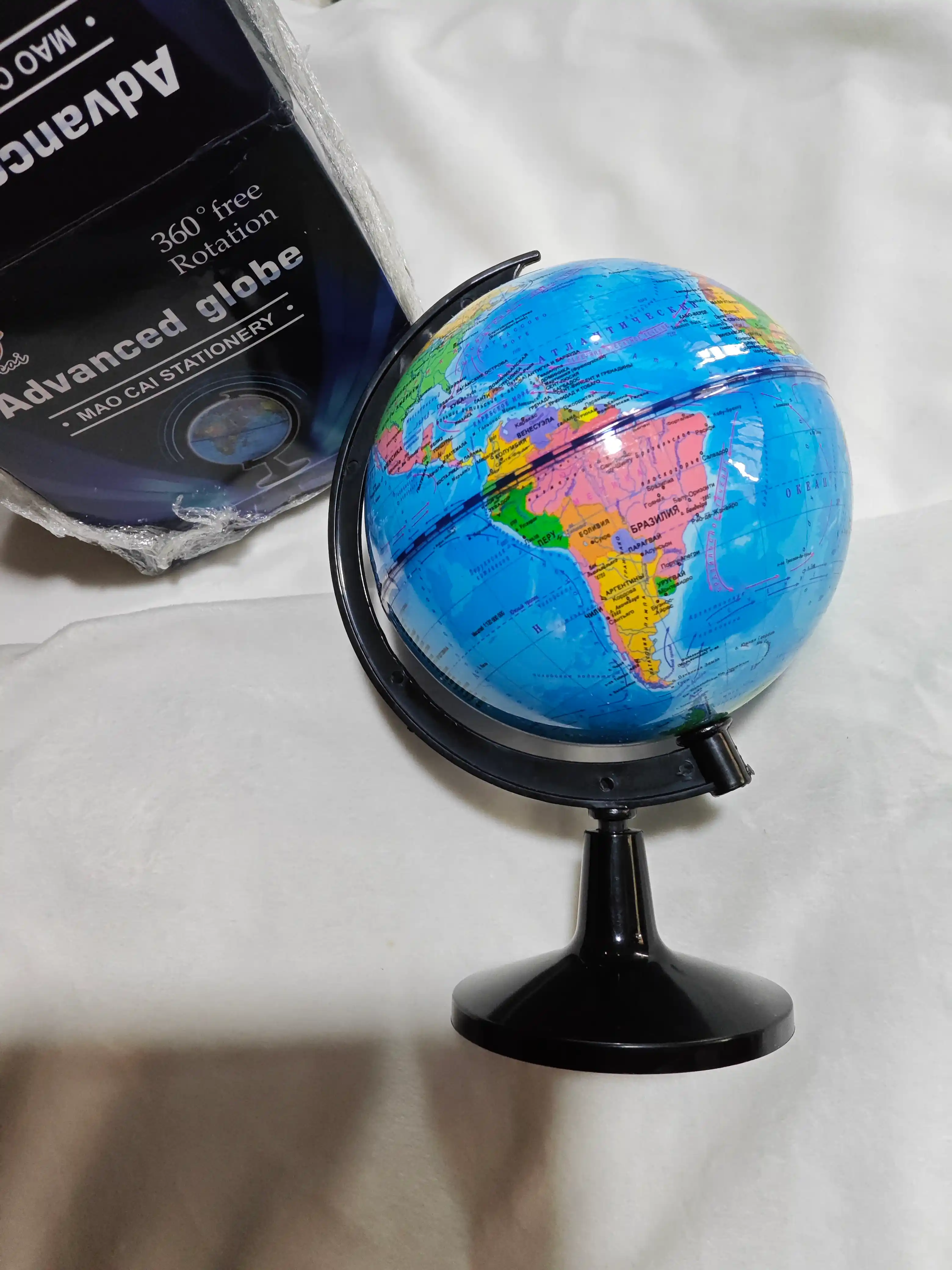 Jismoniy va siyosiy globus Globe, dumaloq ushagichda