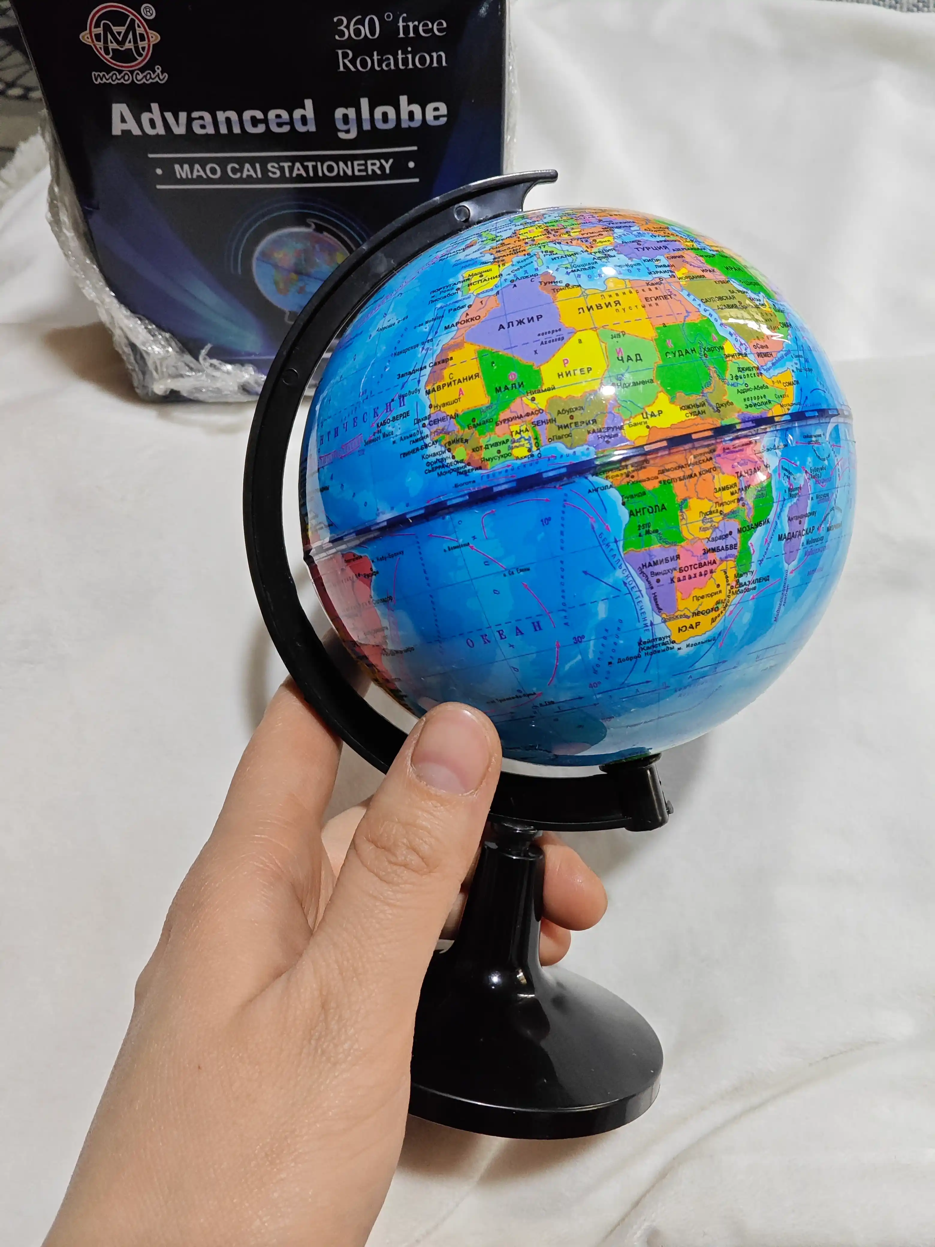 Jismoniy va siyosiy globus Globe, dumaloq ushagichda