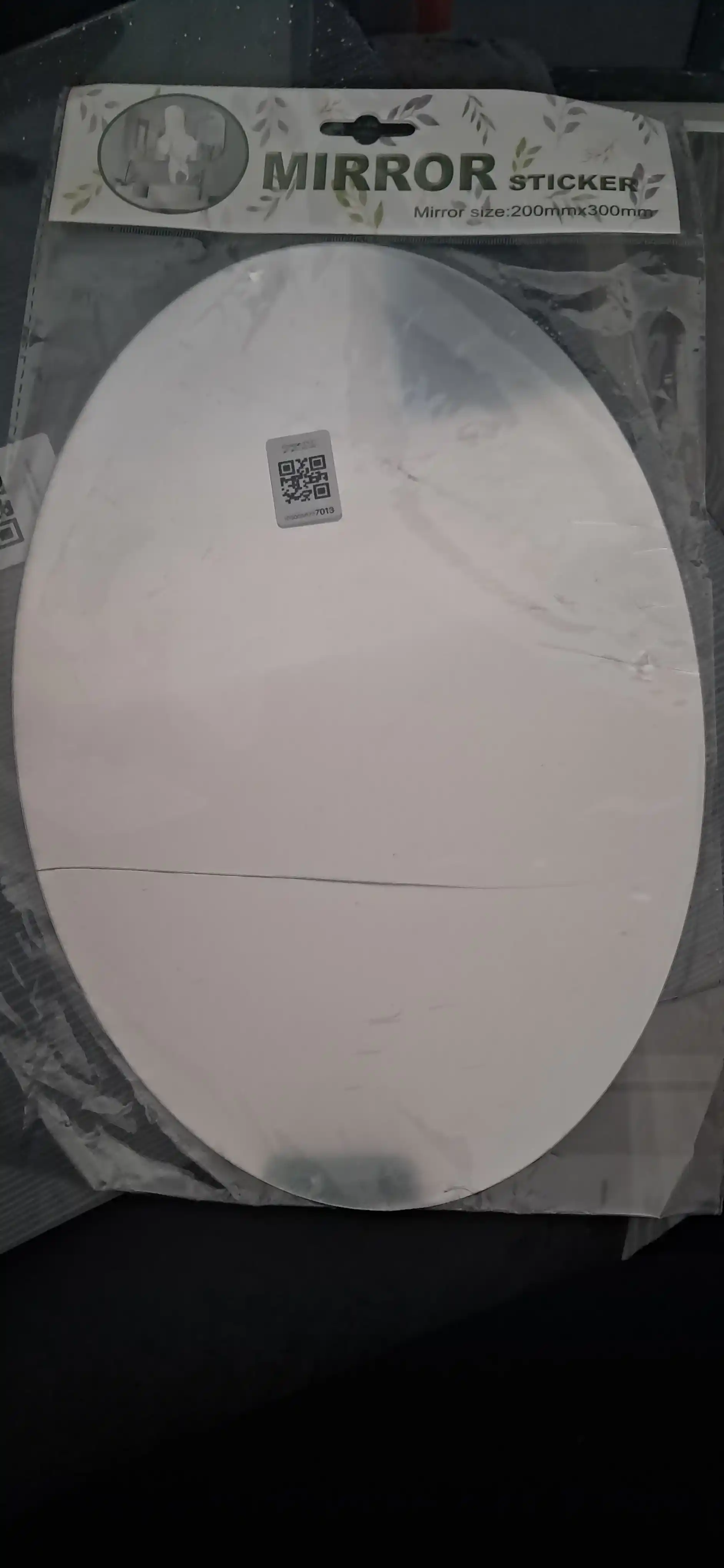 Devorga yopishtirish mumkin bo‘lgan plastik ko‘zgu, interyer