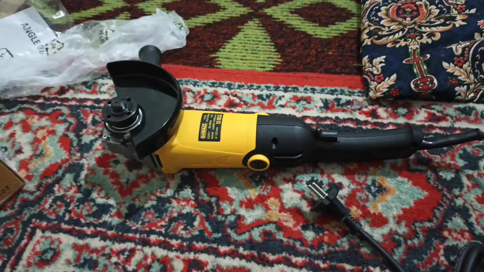 125 mm burchak silliqlash mashinasi bolgarka, tezligi 6 darajada sozlanadi