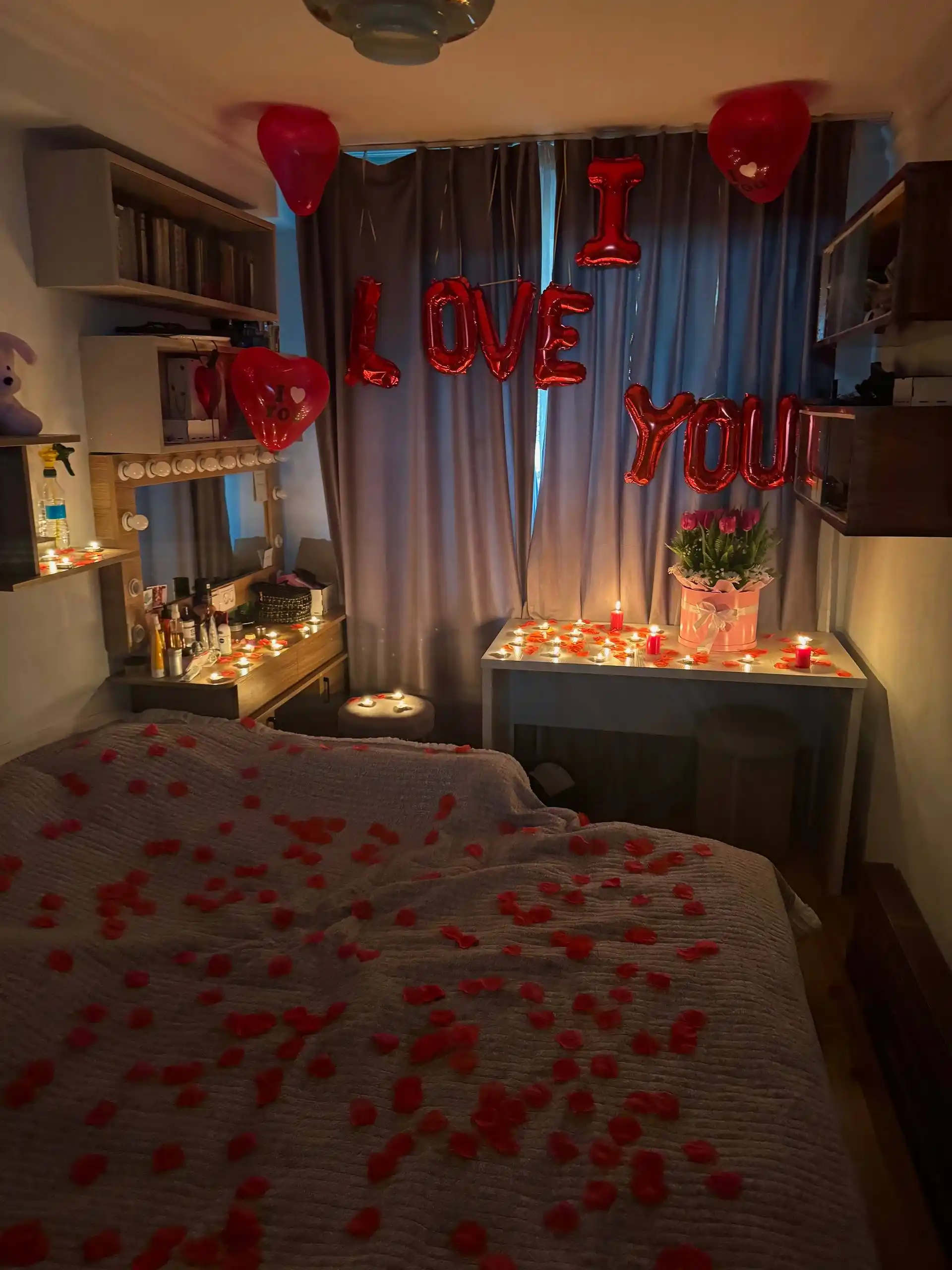 Bayramlar, romantik kechalar, Marry me va tu'gilgan kun uchun, sun'iy atrgul barglari