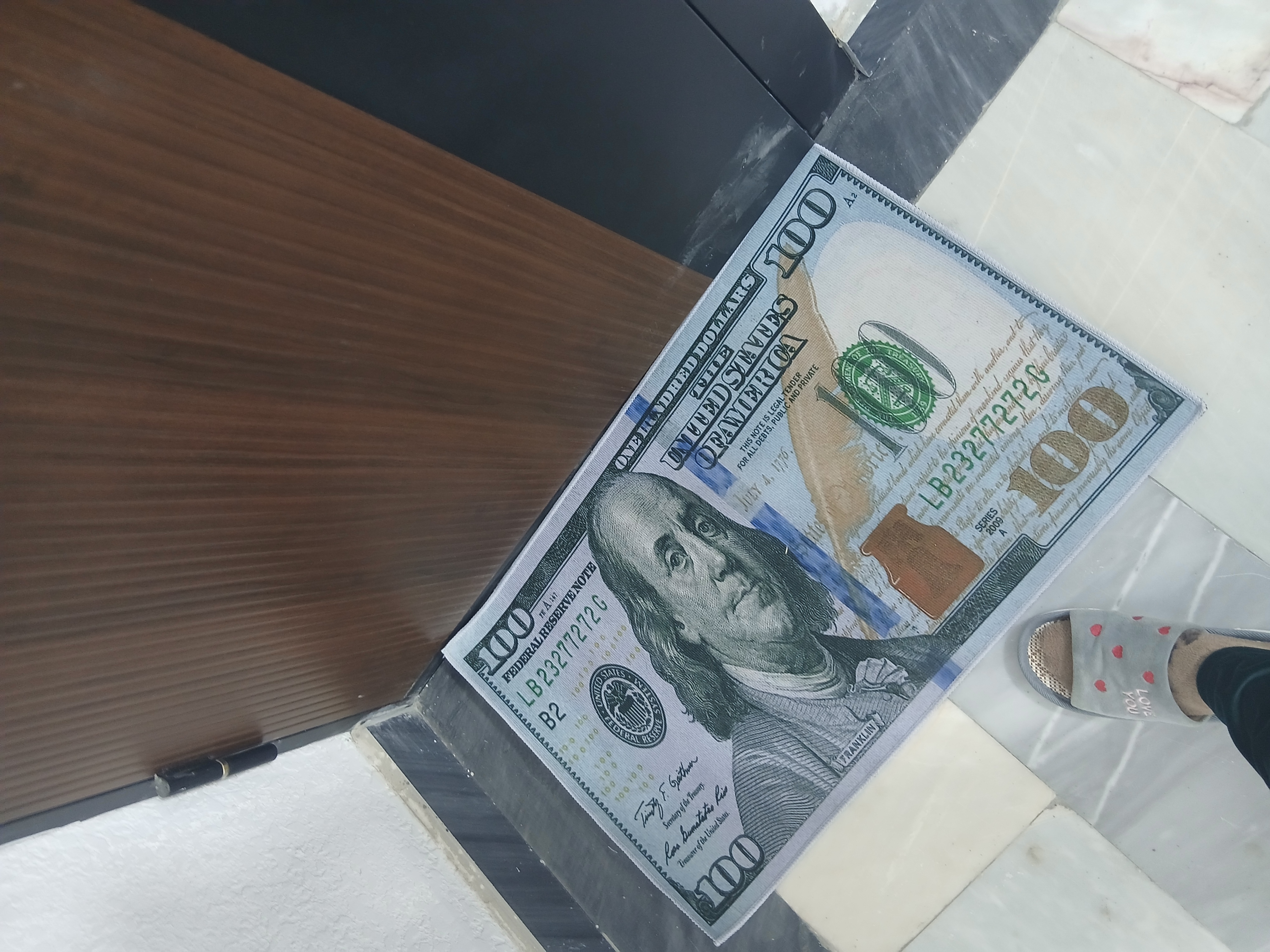 Gilamcha 100 dollar ko'rinishda, dekorativ, xonaga