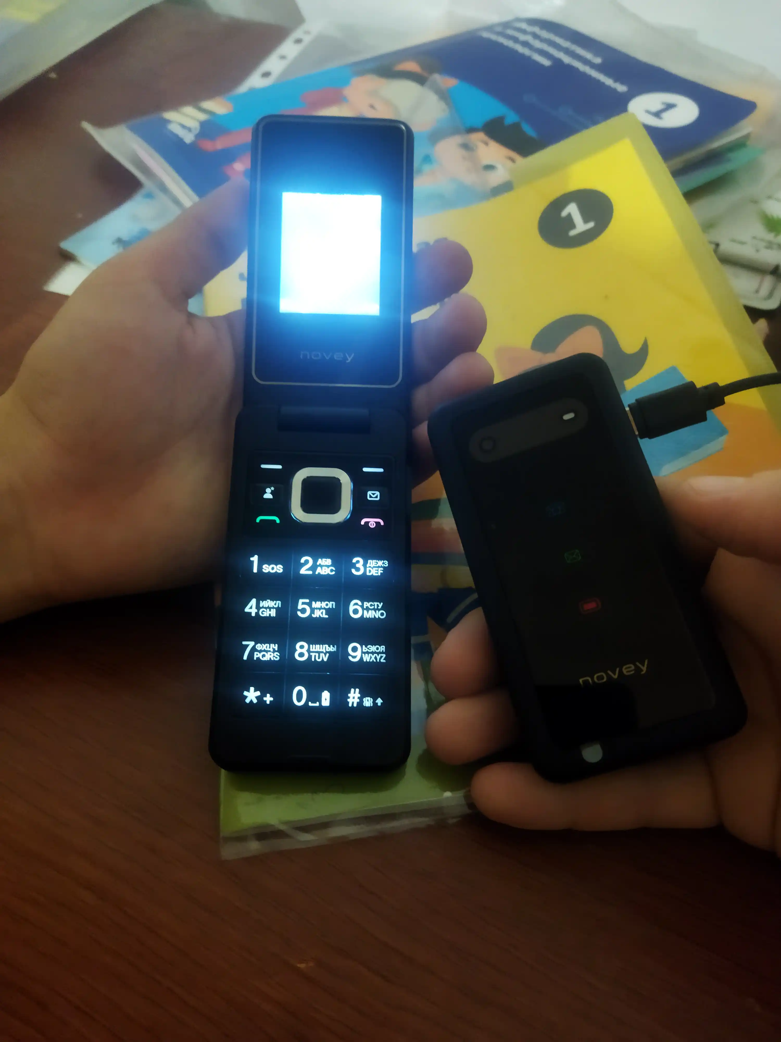 Novey Z320 mobil telefon-raskladushka, 2 SIM, kamera, 3 rang, knopkali telefon