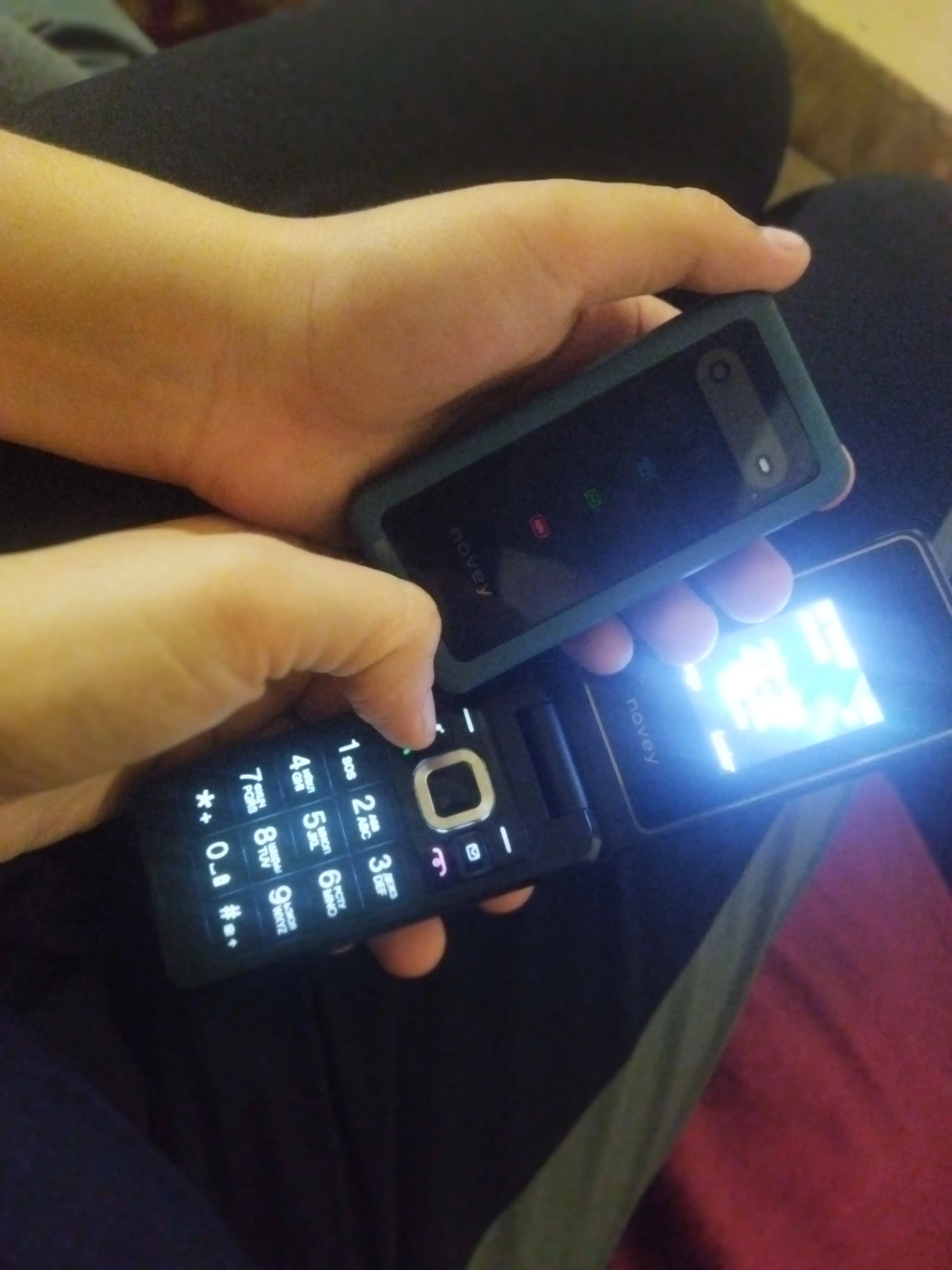 Novey Z320 mobil telefon-raskladushka, 2 SIM, kamera, 3 rang, knopkali telefon