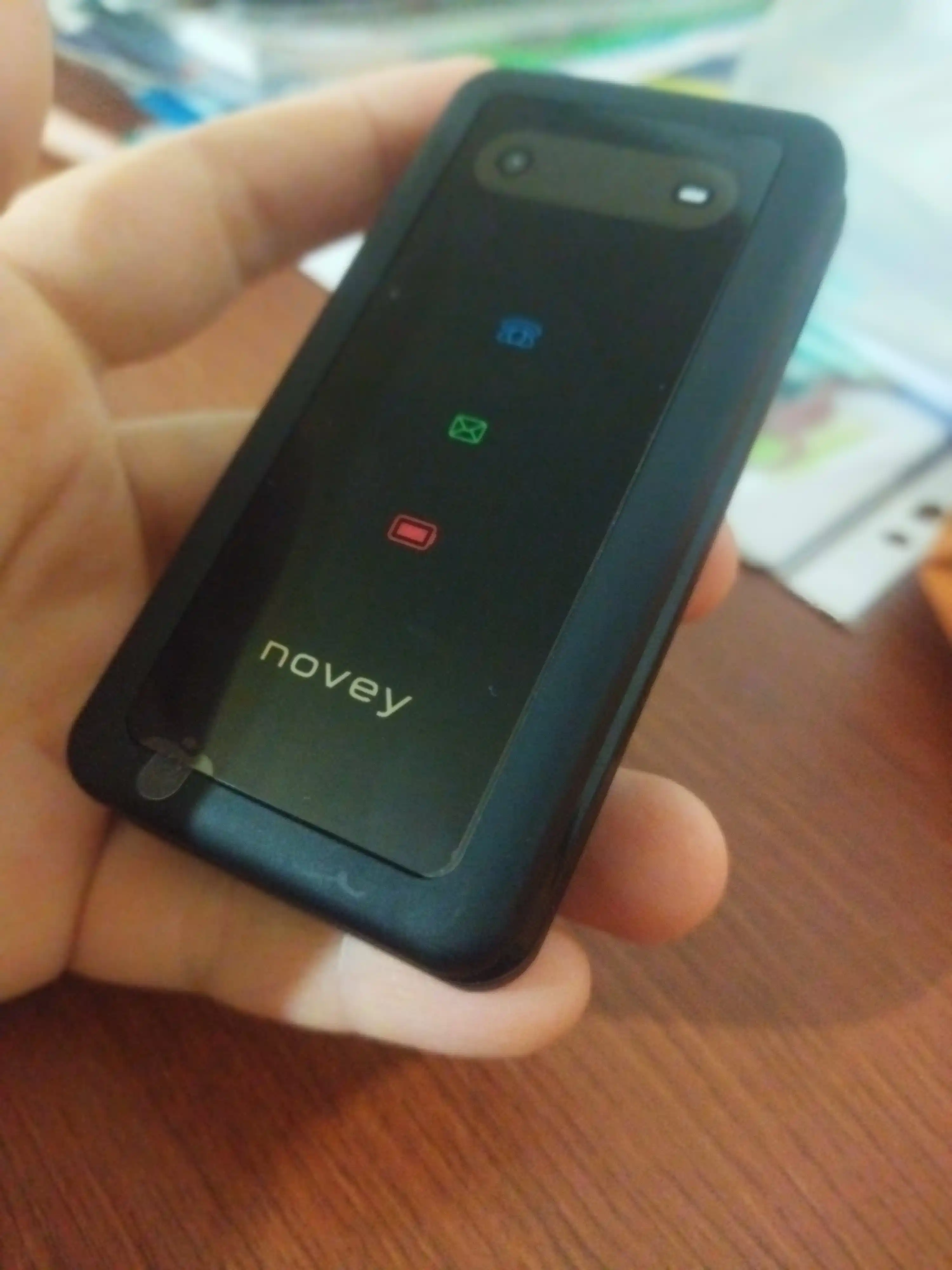 Novey Z320 mobil telefon-raskladushka, 2 SIM, kamera, 3 rang, knopkali telefon