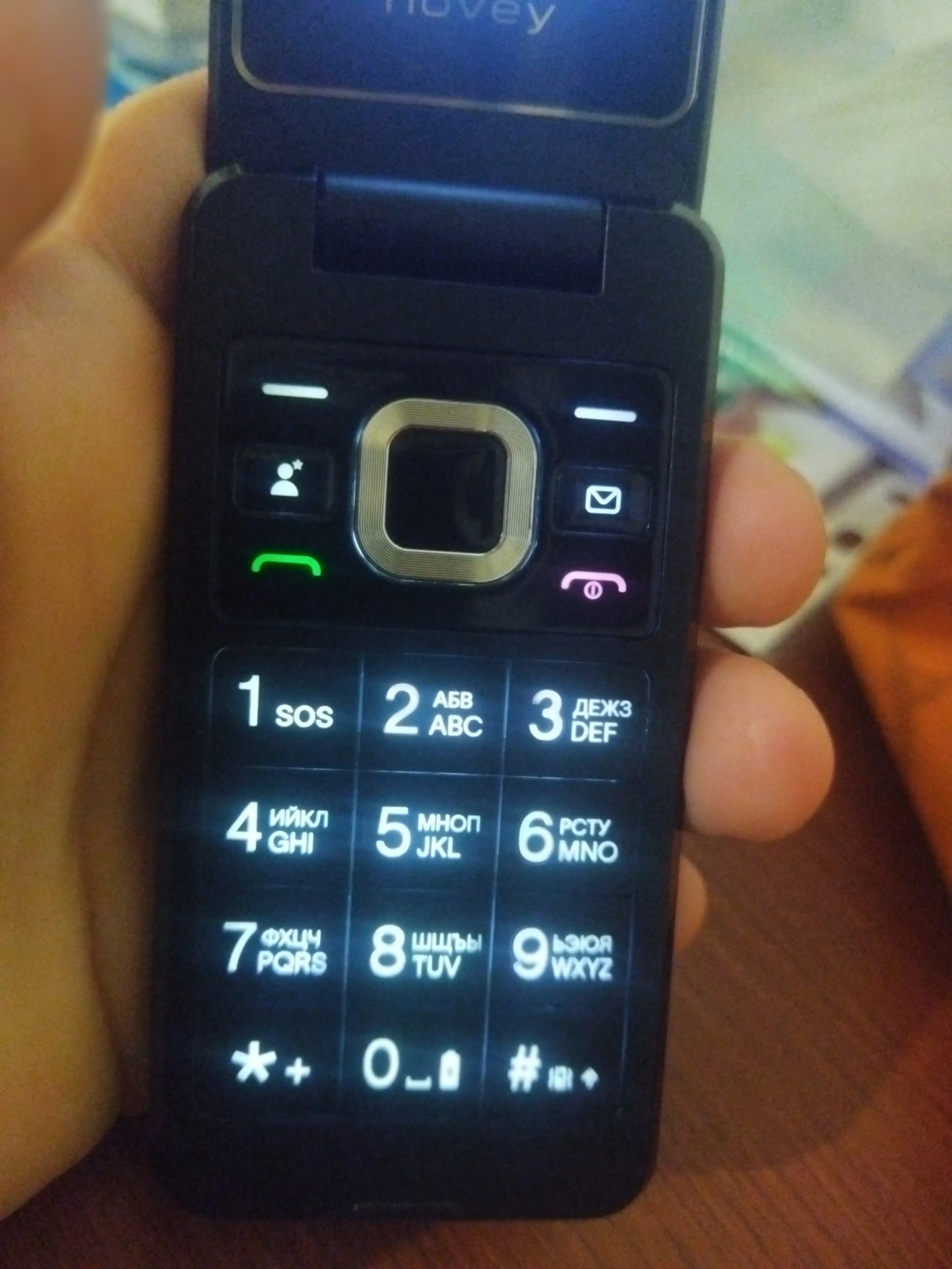 Novey Z320 mobil telefon-raskladushka, 2 SIM, kamera, 3 rang, knopkali telefon