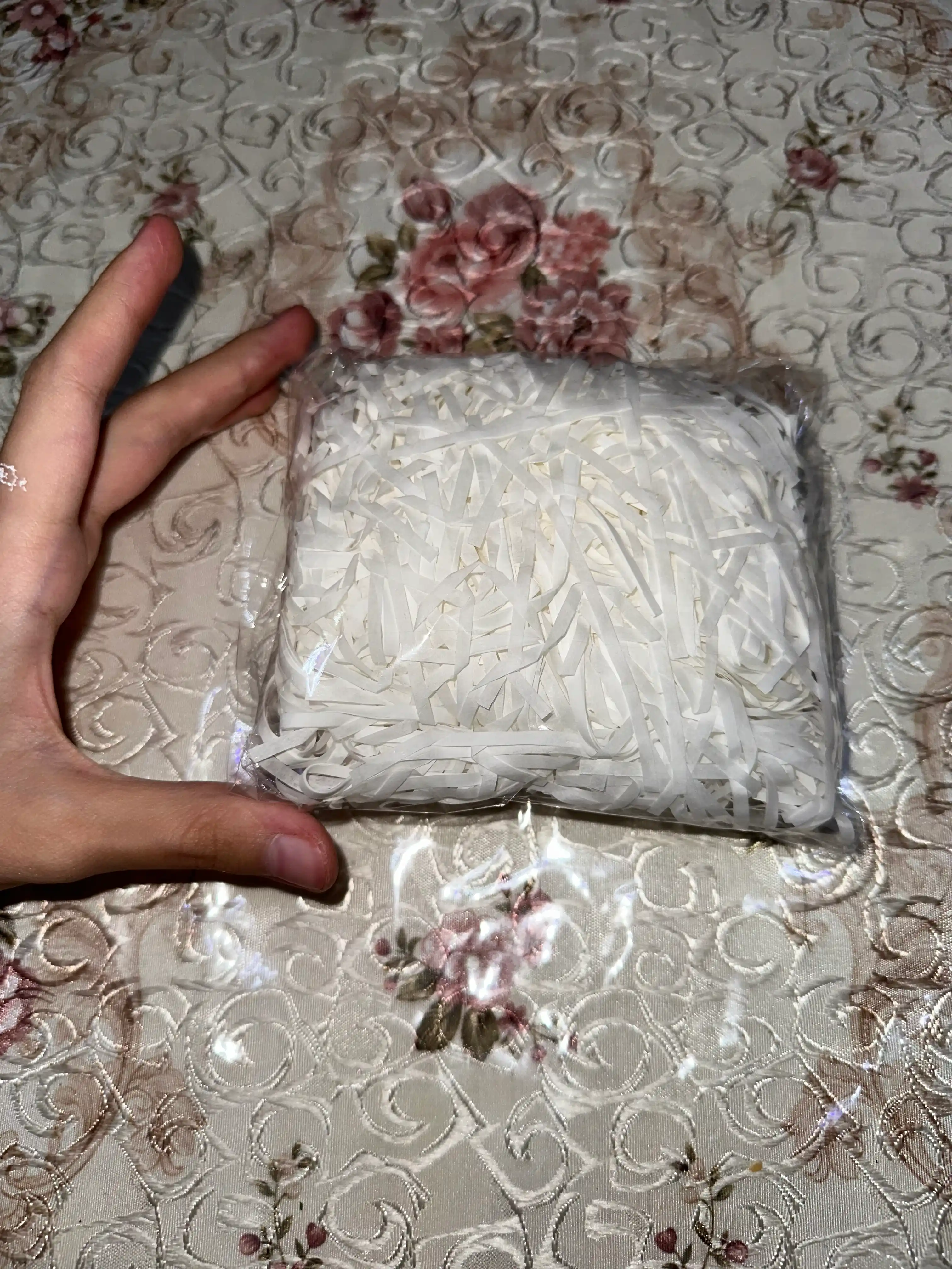 Sovg'a qadoqlash uchun rangli qog'oz parchalari, 15 g