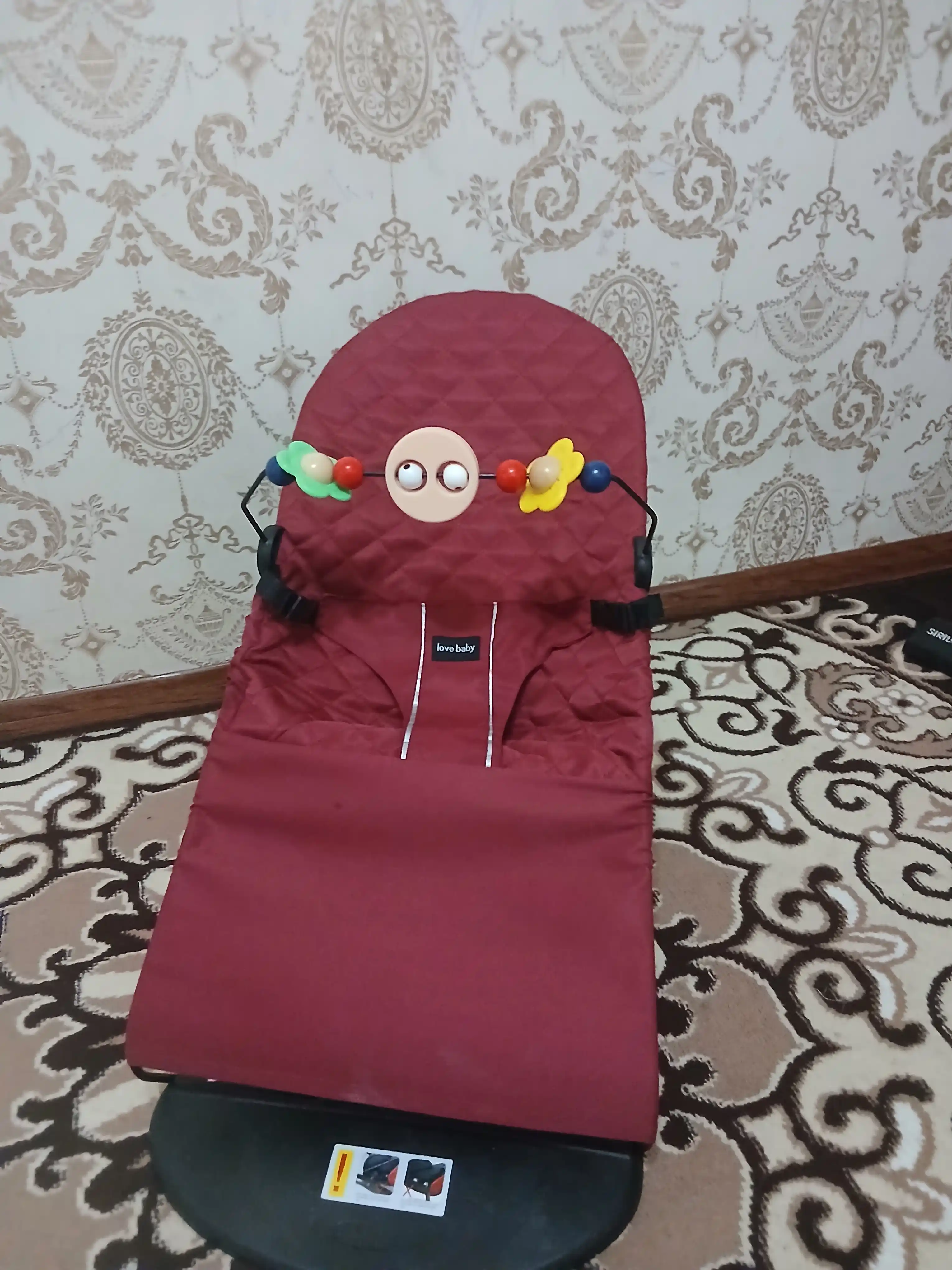 Качающийся шезлонг для малышей с ремешком и игрушками