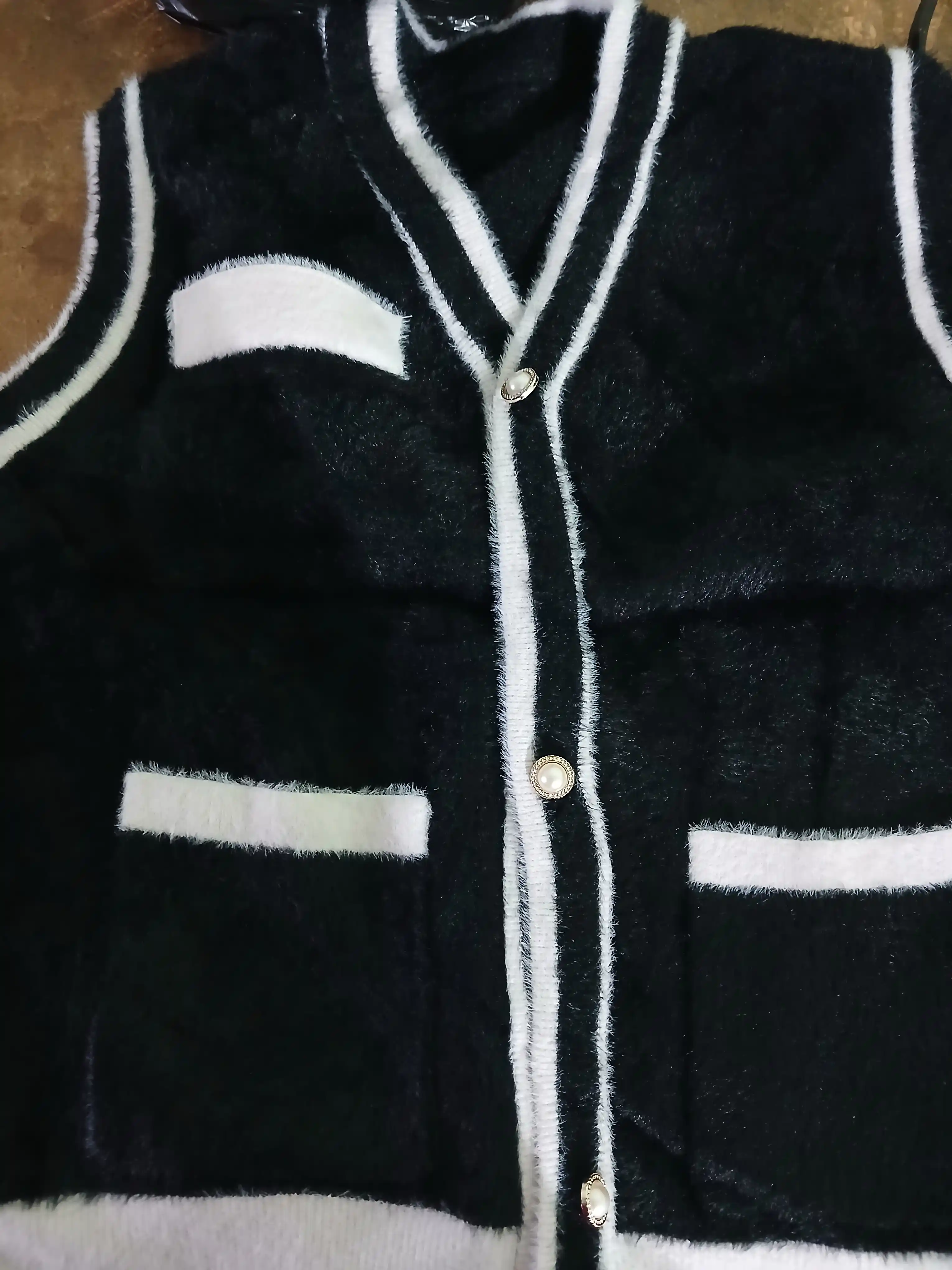 Ayollar uchun angora jilet qora oq bezakli, issiq bezrukavka