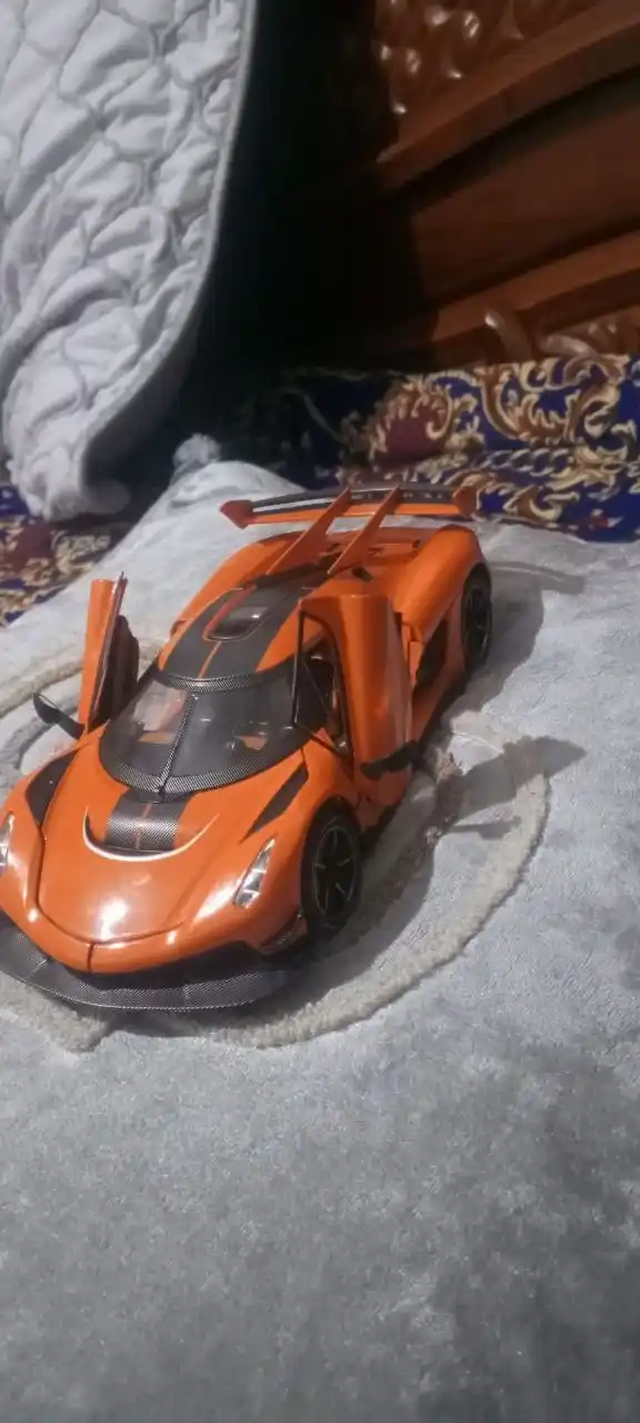 Машина игрушка Keonigsegg Jesco 1:24 для подарка металическая