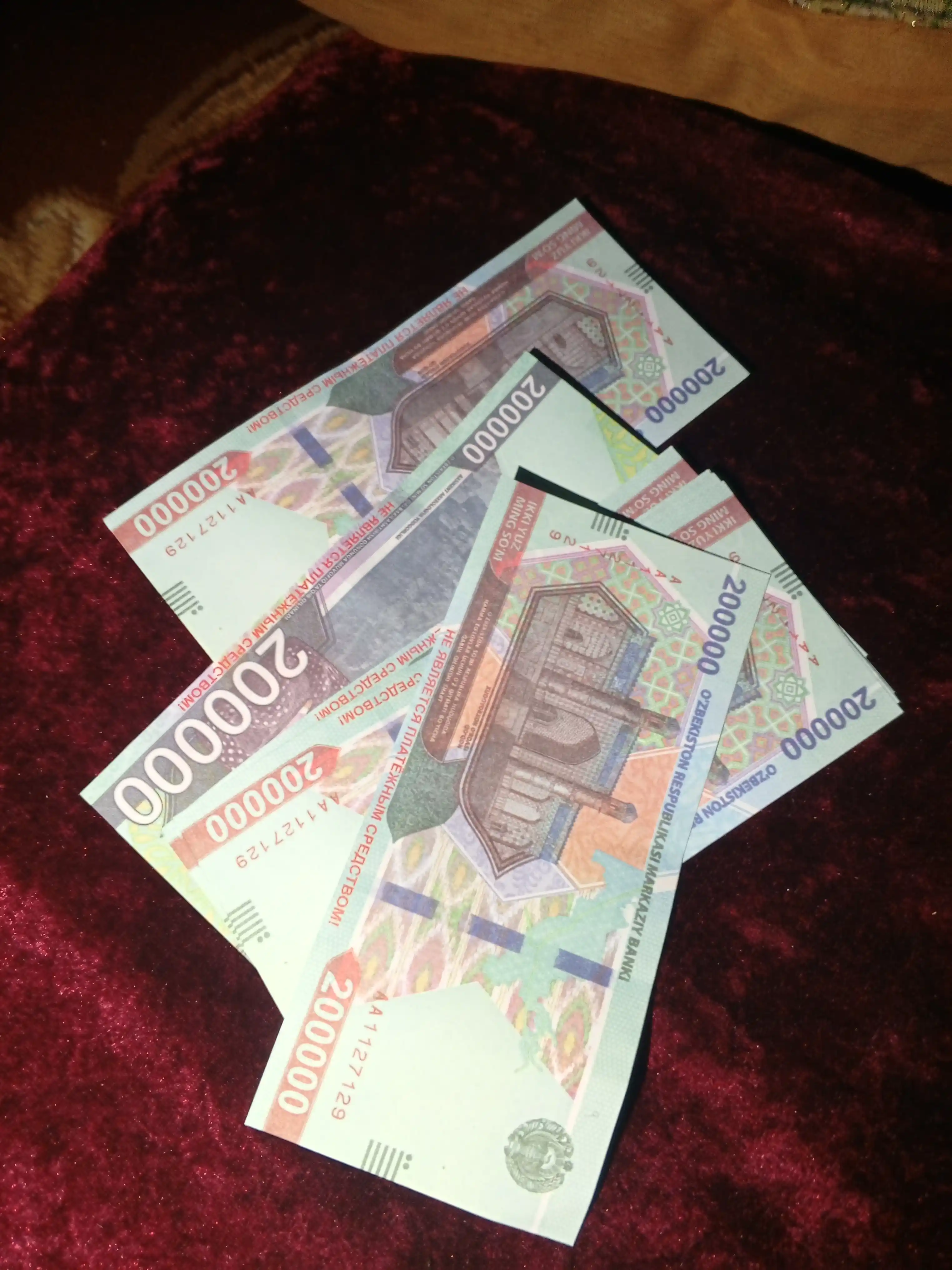 Suvenir pullar, so‘m kupyuralari, 50 ming, 100 mimg, 200 ming