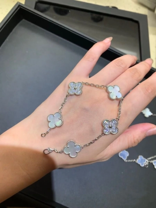Ayollar va qizlar uchun bilaguzuklar, Clover Van Cleef, ranglari o'zgarmaydi va qoraymaydi
