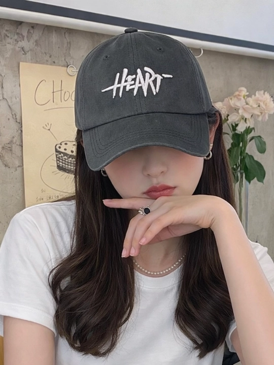 Кепка с логотипом Heart — унисекс. Идеальный выбор для весны, лета и осени