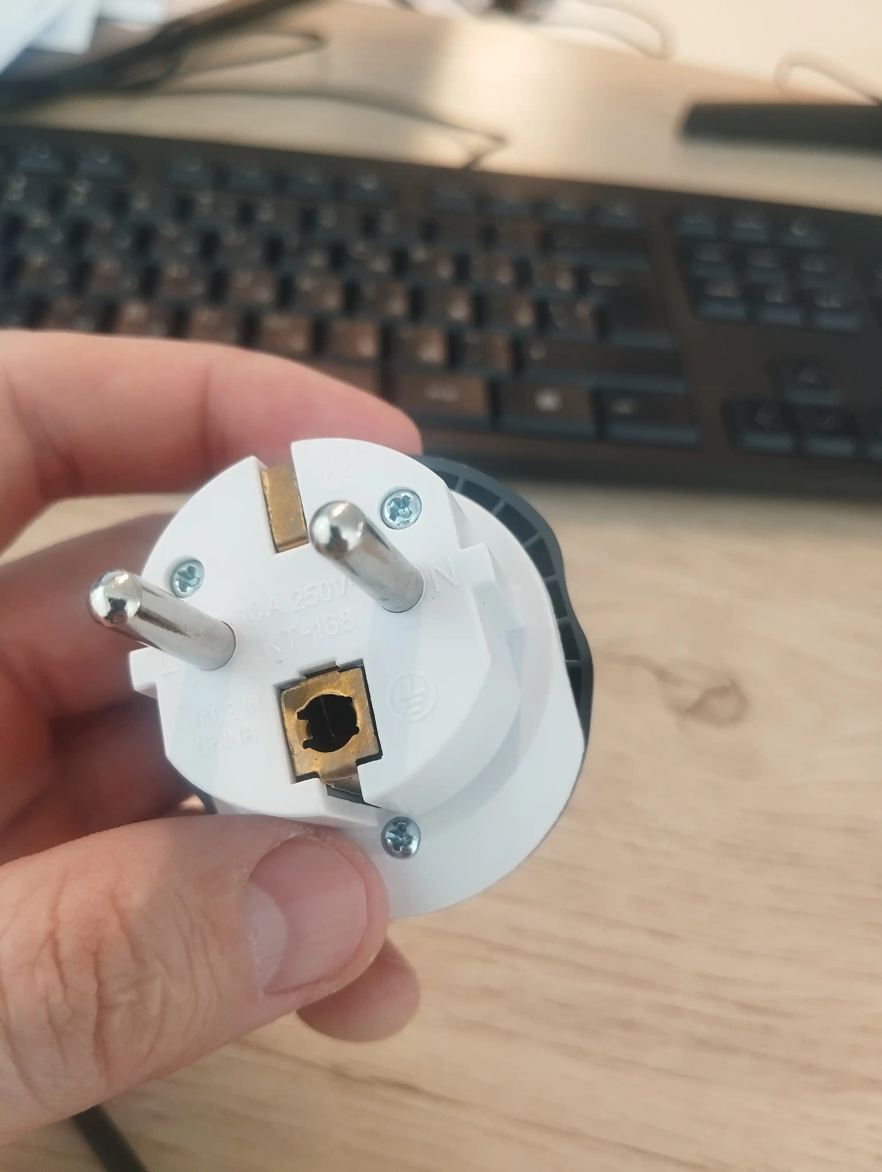 Adapter, universal rozetka adapteri 6 tasi 1, 220V, 16A, xalqaro vilkalar uchun o‘tkazgich