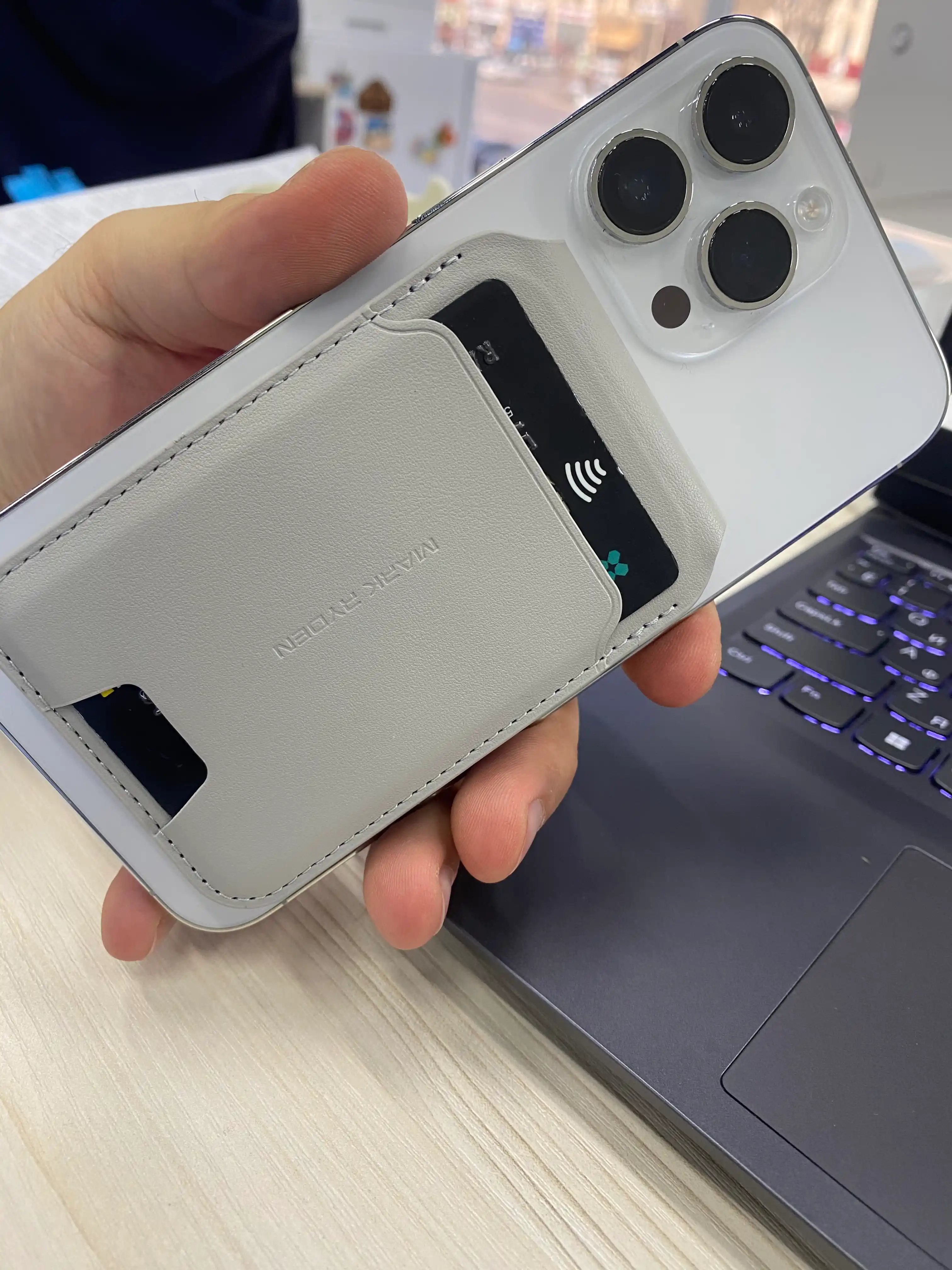 Кардхолдер Mark Ryden MR21 MagSafe для iPhone с RFID защитой