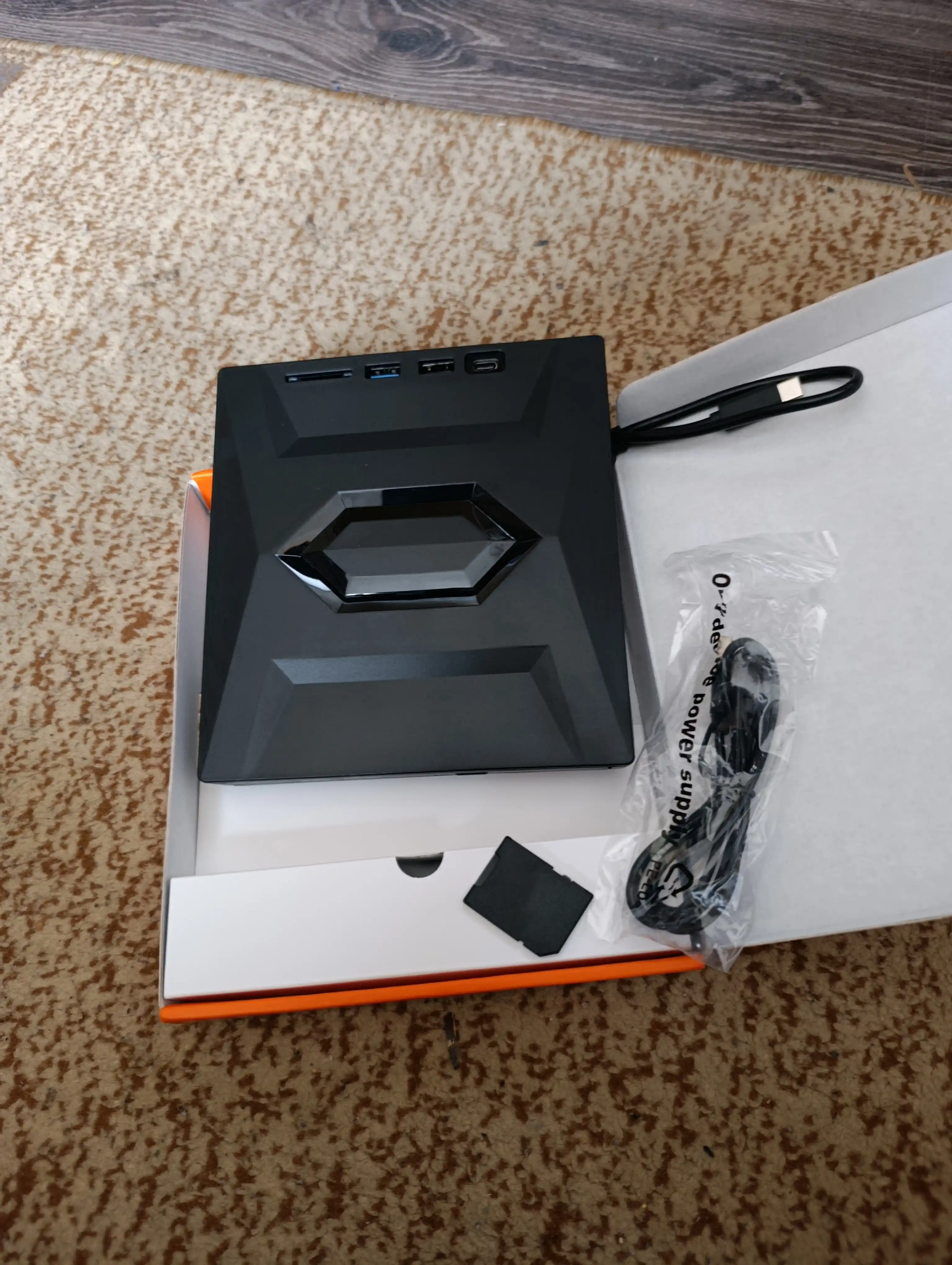 Tashqi optik DVD ROM qurilma, Usb va Type-C, Usb hub, Micro SD va SD card reader