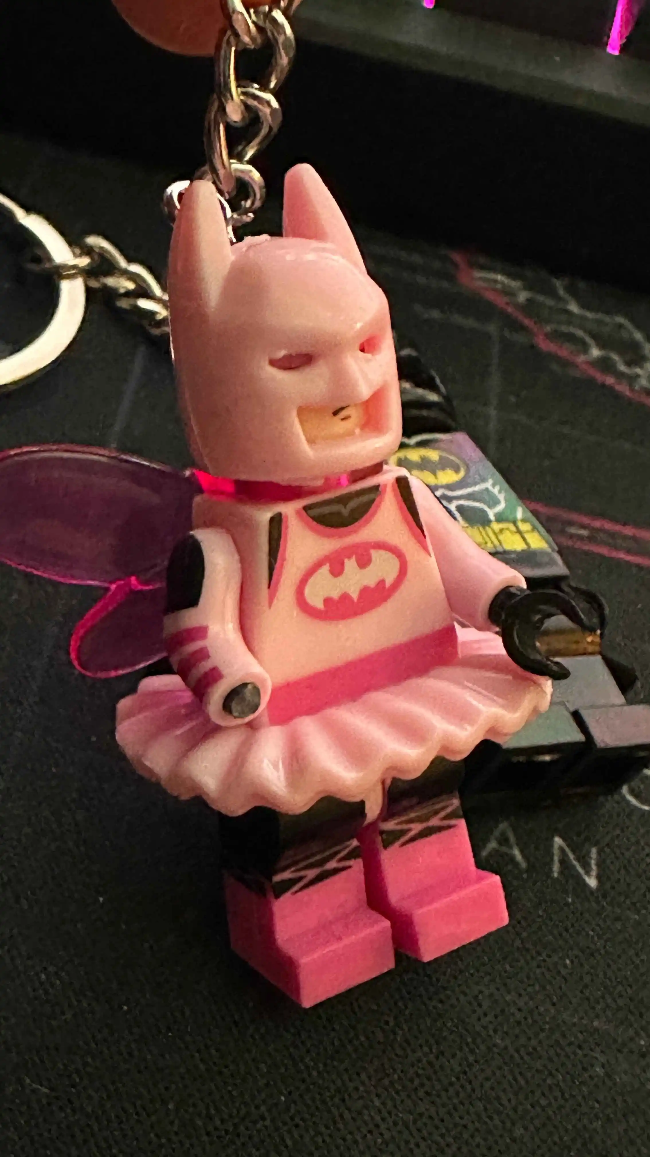 Набор брелоков LEGO Batman: Классический Бэтмен и Розовая Фея-Бэтгёрл