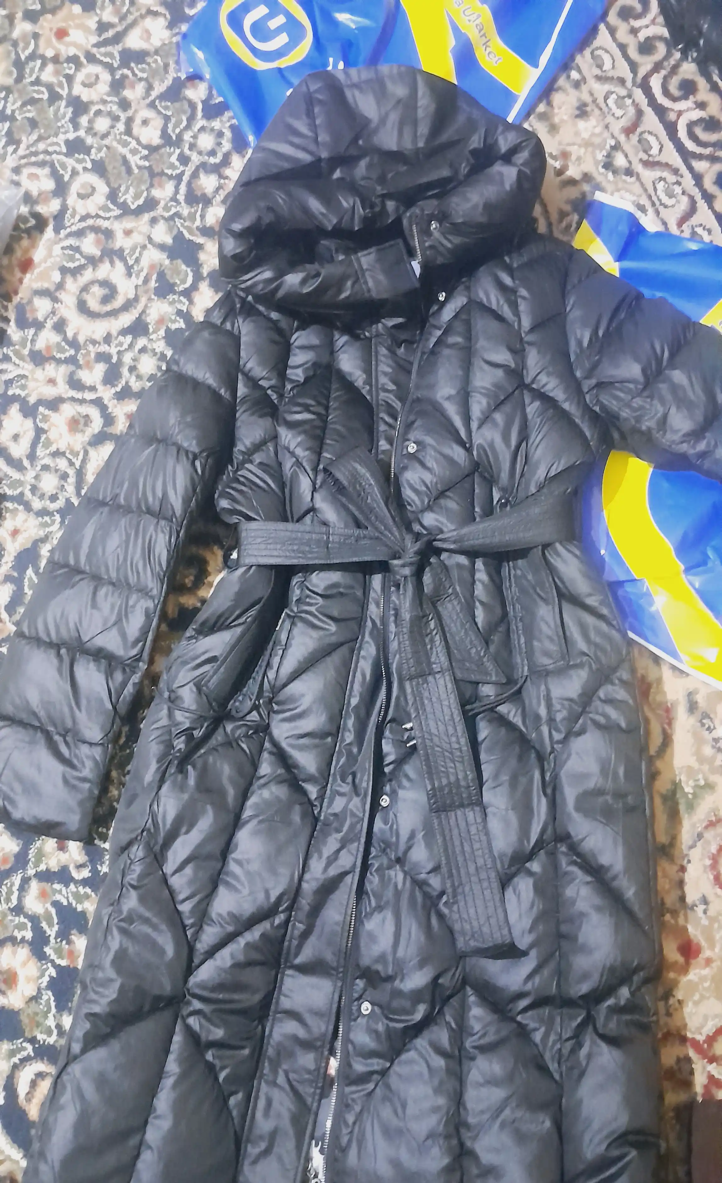 Qishki kurtka uzun kapyushonli