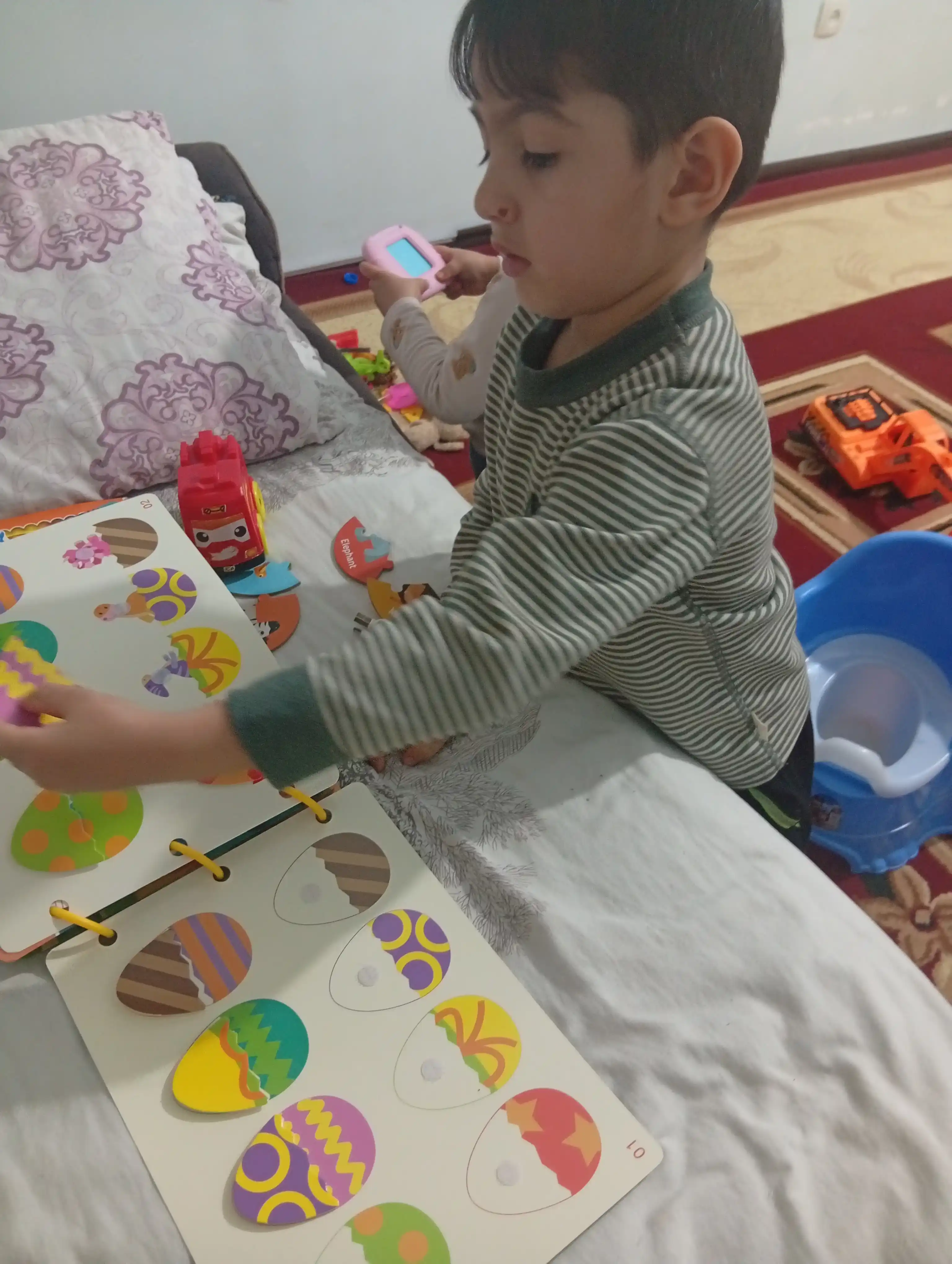 Busy Book Birinchi so‘zlar bu bolalar uchun  ingliz tilidagi kitob, rivojlantiruvchi