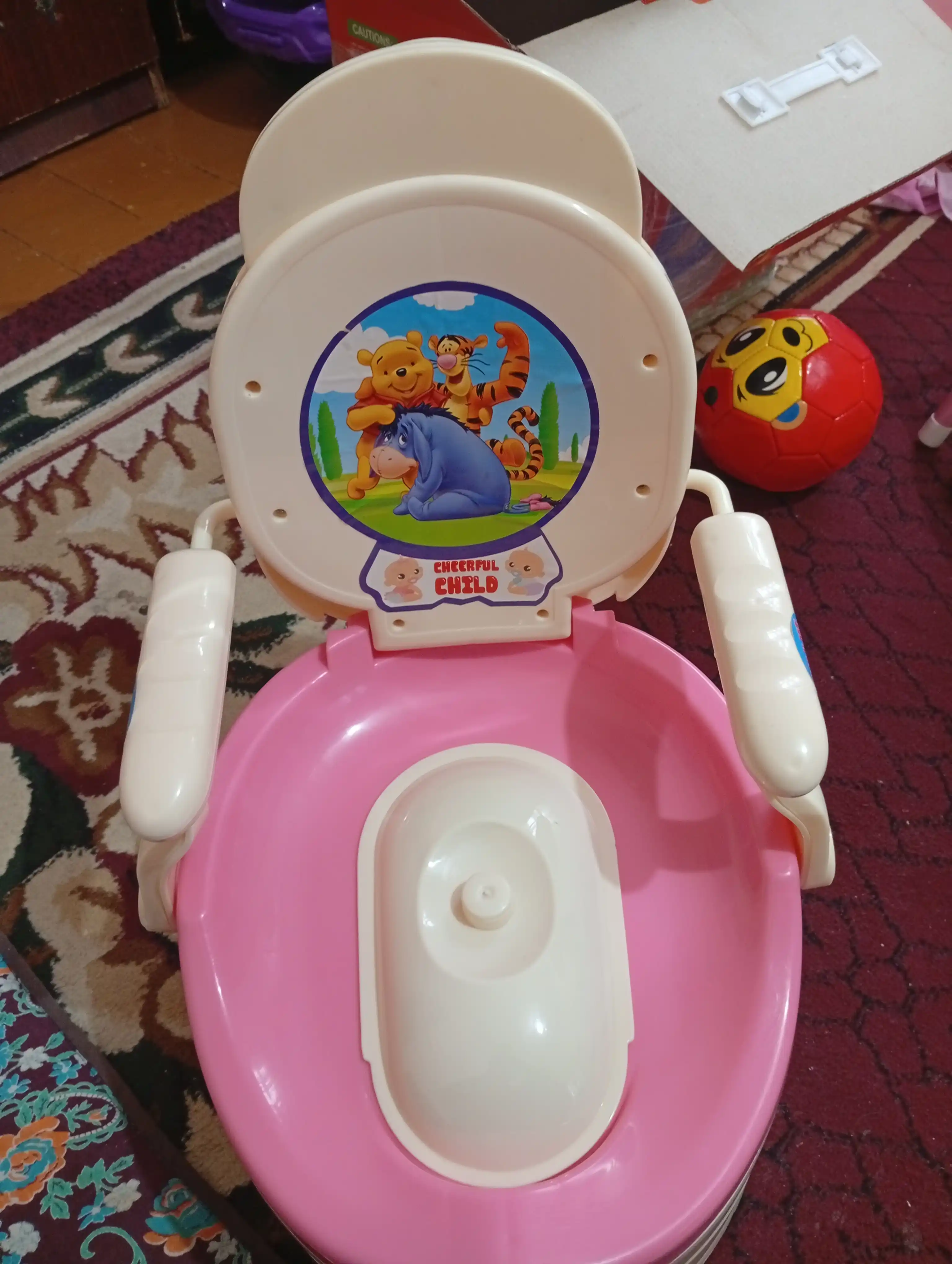 Mashina shaklidagi orqa o‘rindiqli bolalar tuvakchasi