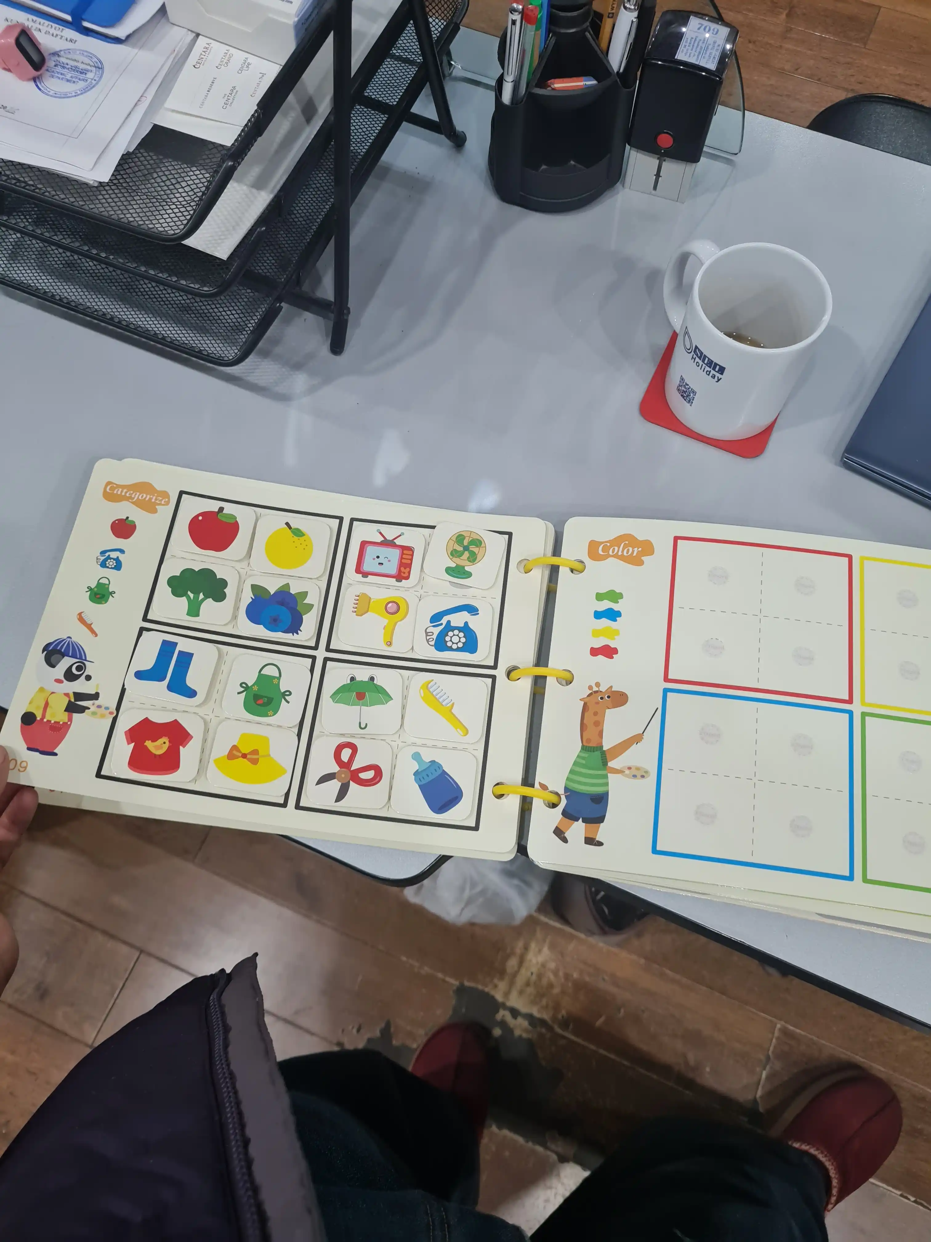 Busy Book Birinchi so‘zlar bu bolalar uchun  ingliz tilidagi kitob, rivojlantiruvchi