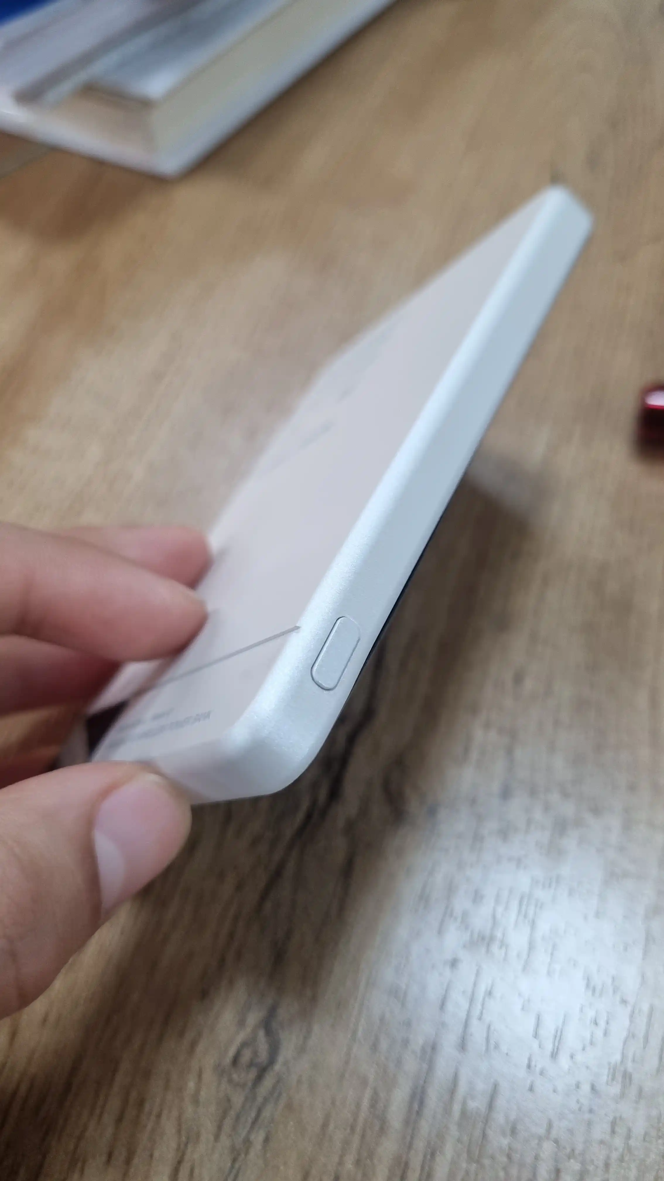 Simsiz tashqi akkumulyator MagSafe Power Bank, yupqa va zaryad ko'rsatkichi bilan