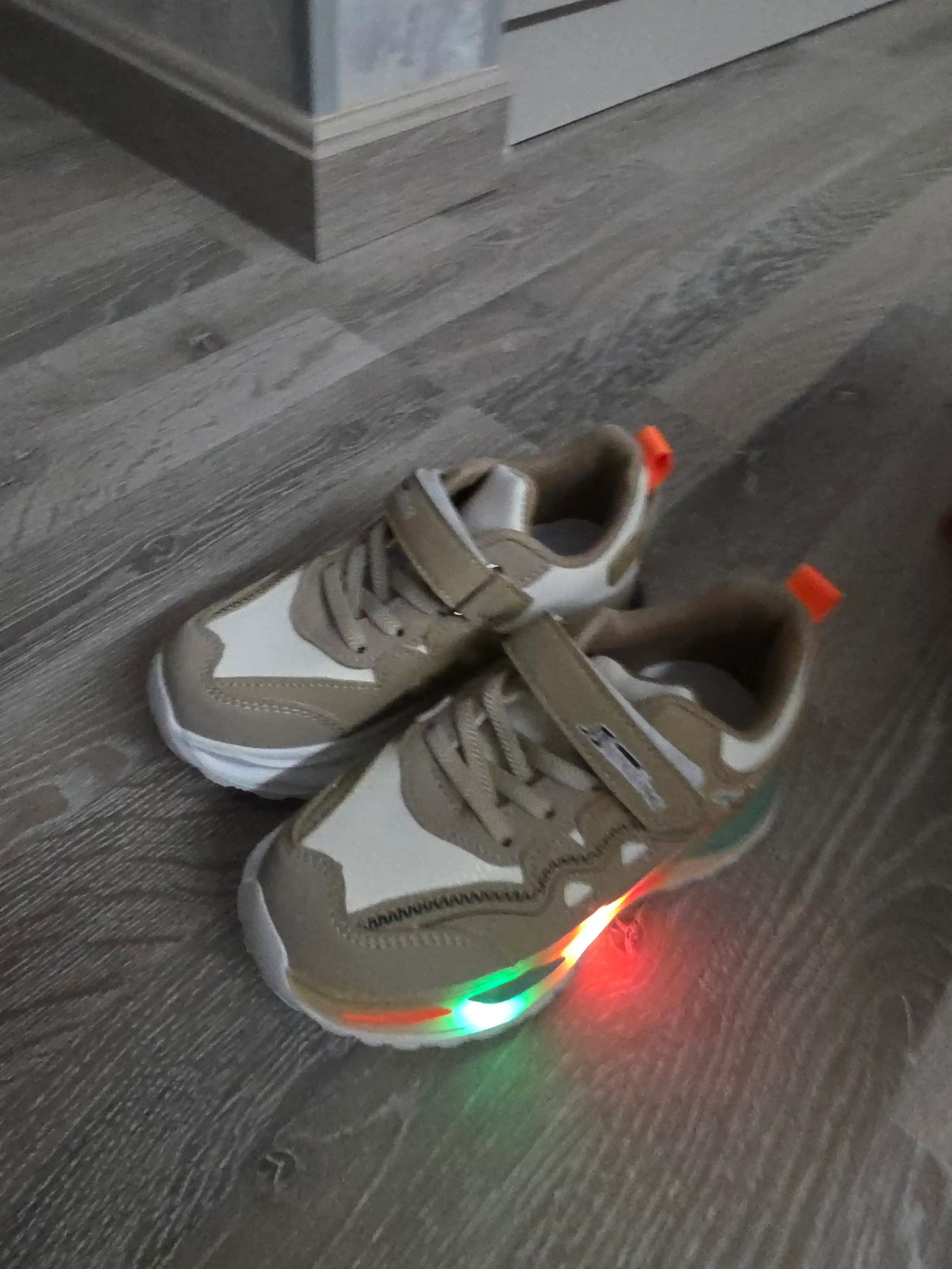 Детские кроссовки с подсветкой (размеры 21–35)