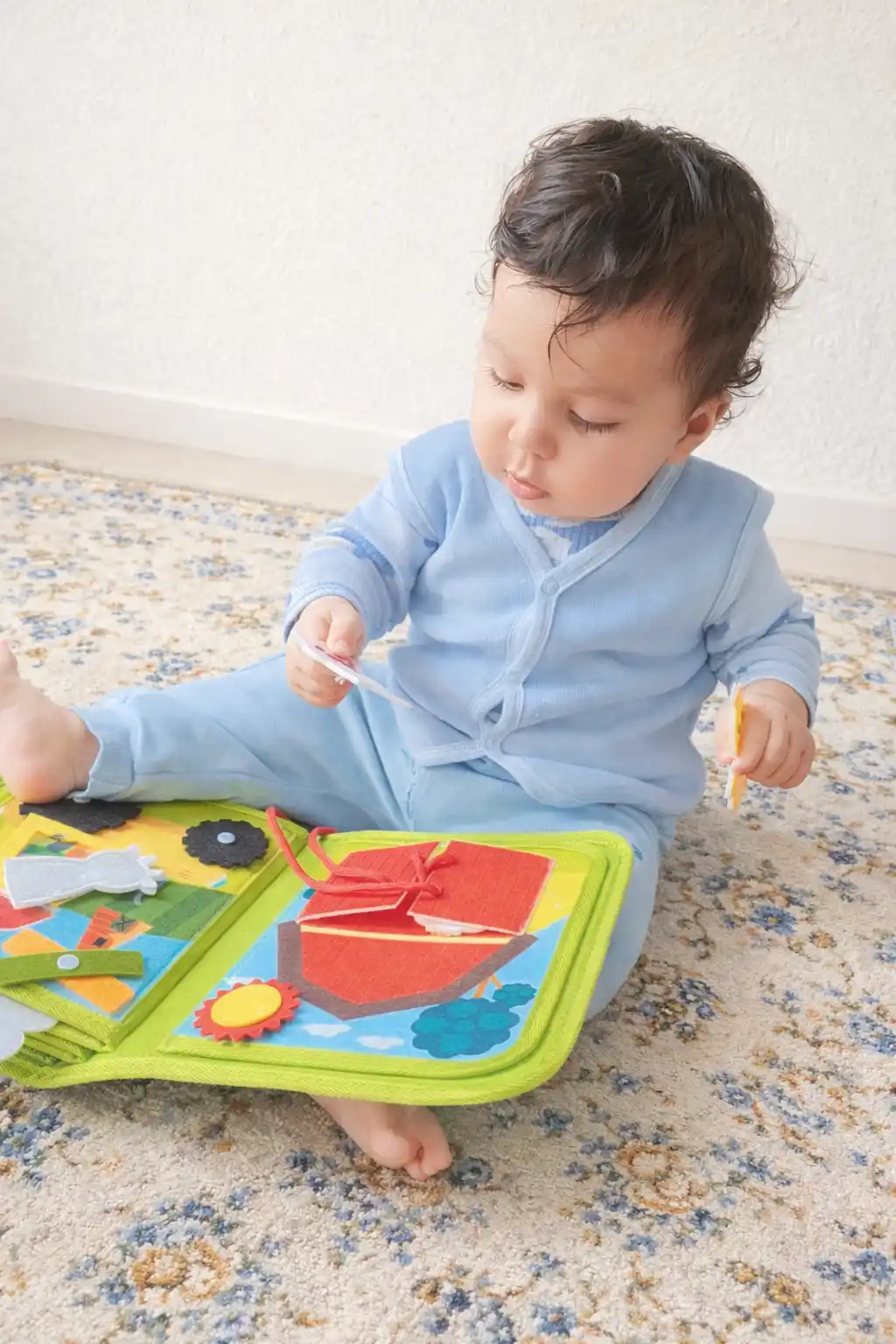 Fetrdan tayyorlangan bizibord kitobchasi, rivojlantiruvchi o‘yinchoq