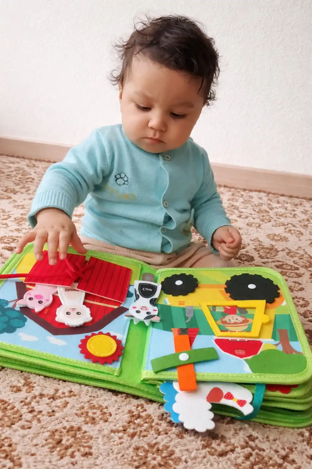 Fetrdan tayyorlangan bizibord kitobchasi, rivojlantiruvchi o‘yinchoq