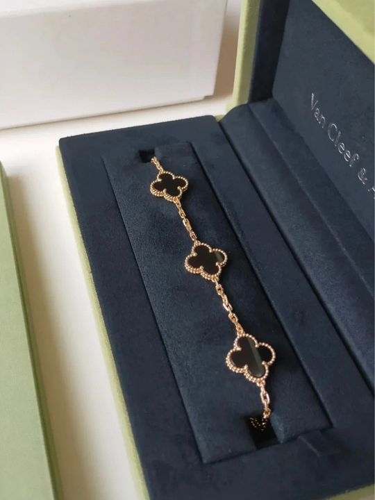 Ayollar va qizlar uchun bilaguzuklar Van Cleef, rangini o'zgartirmaydi va qoraymaydi
